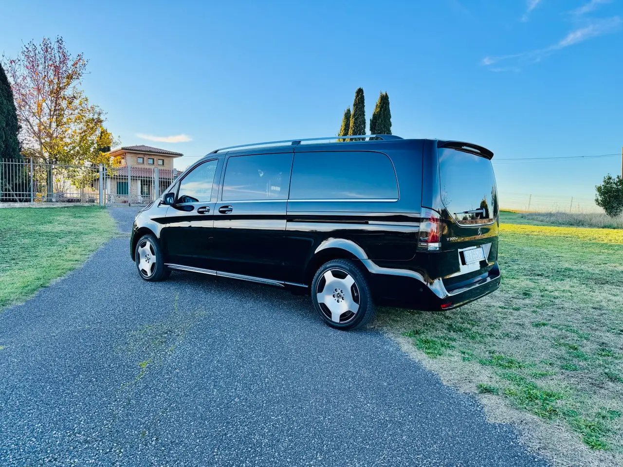 Mercedes Benz V300 4x4 XL Exclusive 7 seats 2025, extérieur — Nice Super Car Rental, Nice. Le Mercedes Benz V300 4x4 XL Exclusive répond à un besoin précis : déplacer un groupe ou…