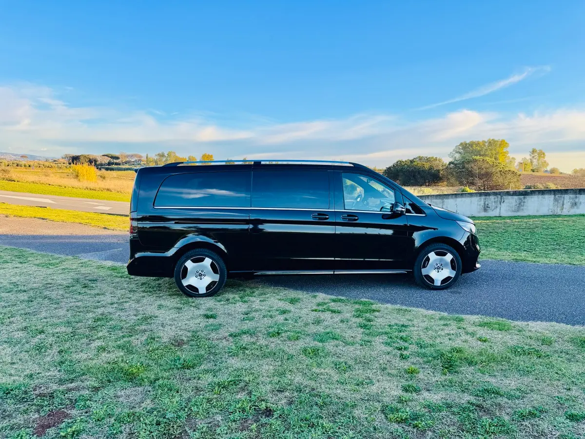 Mercedes Benz V300 4x4 XL Exclusive 7 seats 2025, vue avant — Nice Super Car Rental, Nice. Le Mercedes Benz V300 4x4 XL Exclusive répond à un besoin précis : déplacer un groupe ou…