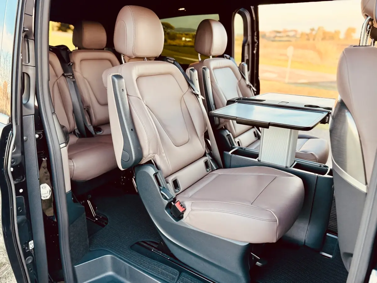 Mercedes Benz V300 4x4 XL Exclusive 7 seats 2025, vue arrière — Nice Super Car Rental, Nice. Le Mercedes Benz V300 4x4 XL Exclusive répond à un besoin précis : déplacer un groupe ou…