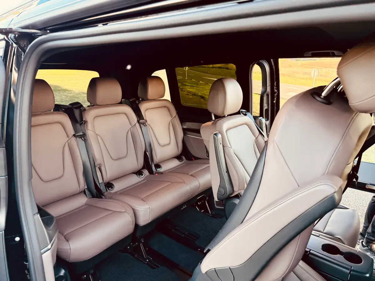 Mercedes Benz V300 4x4 XL Exclusive 7 seats 2025, intérieur — Nice Super Car Rental, Nice. Le Mercedes Benz V300 4x4 XL Exclusive répond à un besoin précis : déplacer un groupe ou…