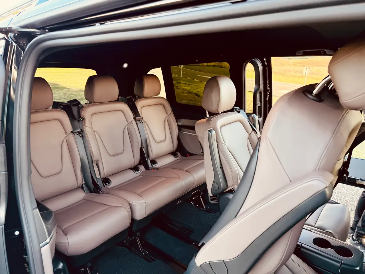 Mercedes Benz V300 4x4 XL Exclusive 7 seats 2025, intérieur — Nice Super Car Rental, Nice. Le Mercedes Benz V300 4x4 XL Exclusive répond à un besoin précis : déplacer un groupe ou…