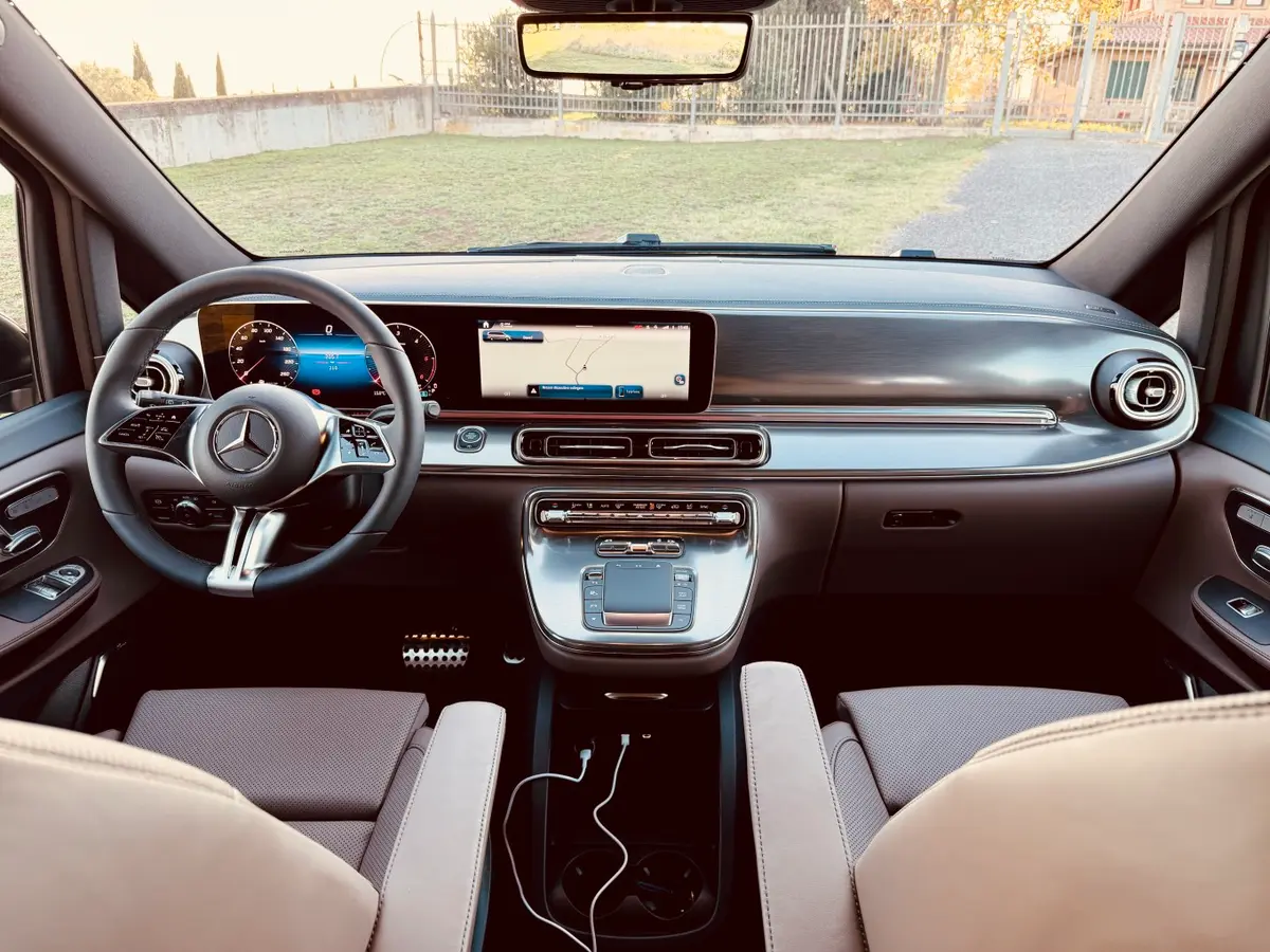 Mercedes Benz V300 4x4 XL Exclusive 7 seats 2025, tableau de bord — Nice Super Car Rental, Nice. Le Mercedes Benz V300 4x4 XL Exclusive répond à un besoin précis : déplacer un groupe ou…