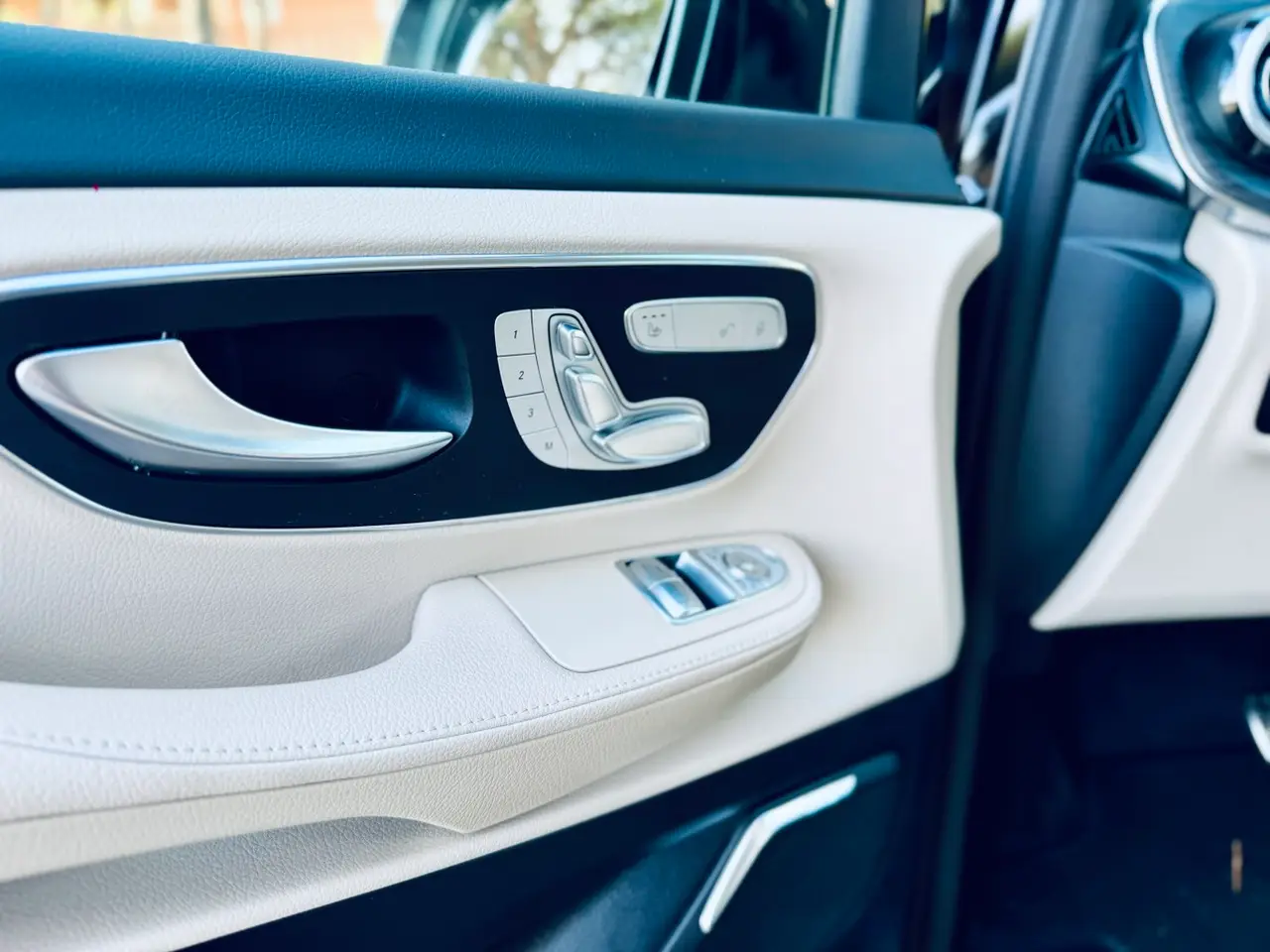Mercedes Benz V300 4x4 XL VIP (Captain, 7 seat) 2025, vue avant — Nice Super Car Rental, Nice. Le Mercedes Benz V300 4x4 XL VIP s'adresse aux groupes et aux familles qui veulent…