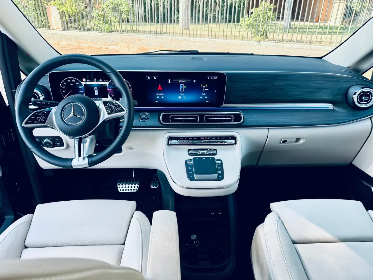 Mercedes Benz V300 4x4 XL VIP (Captain, 7 seat) 2025, vue arrière — Nice Super Car Rental, Nice. Le Mercedes Benz V300 4x4 XL VIP s'adresse aux groupes et aux familles qui veulent…
