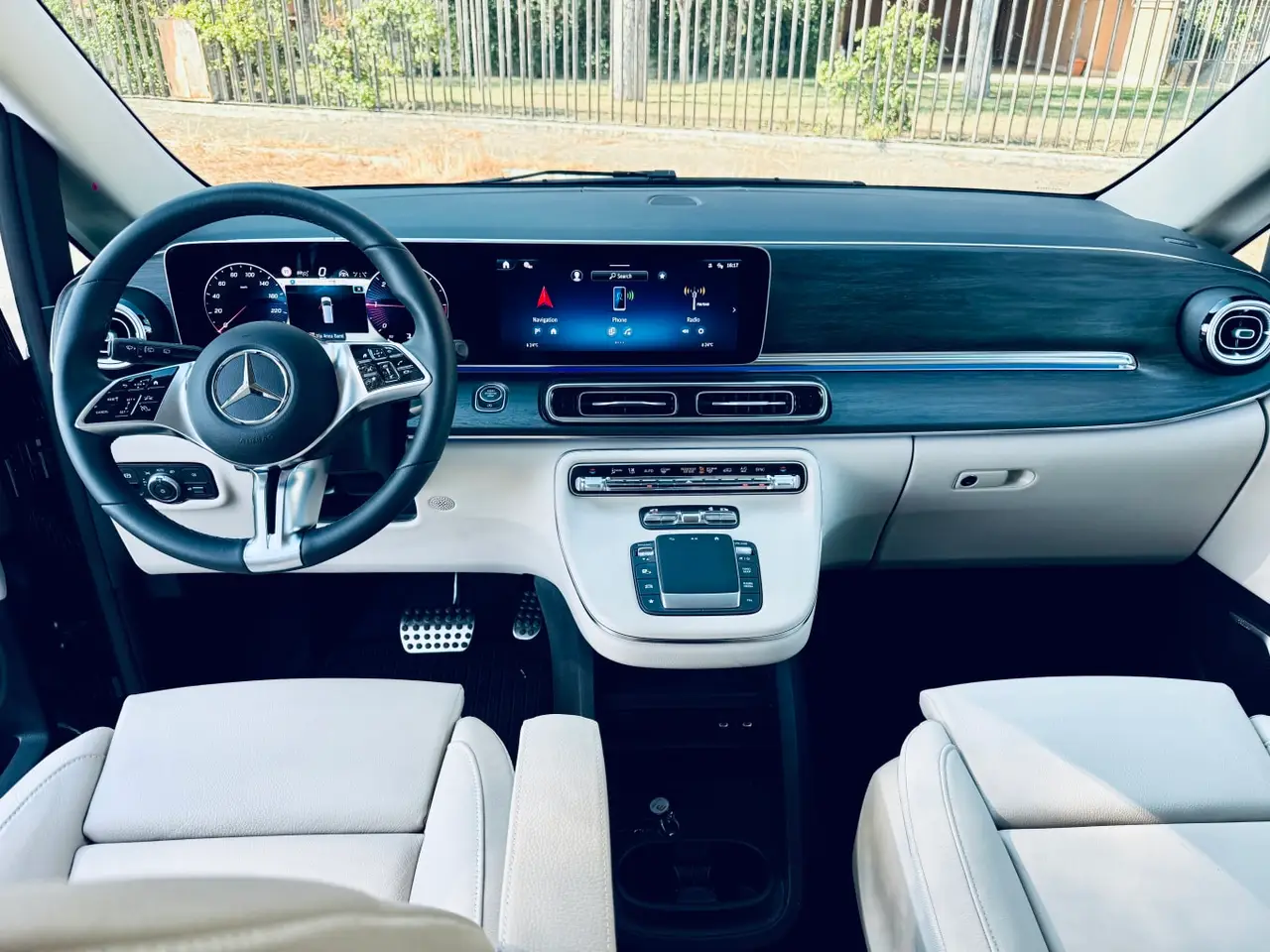 Mercedes Benz V300 4x4 XL VIP (Captain, 7 seat) 2025, vue arrière — Nice Super Car Rental, Nice. Le Mercedes Benz V300 4x4 XL VIP s'adresse aux groupes et aux familles qui veulent…