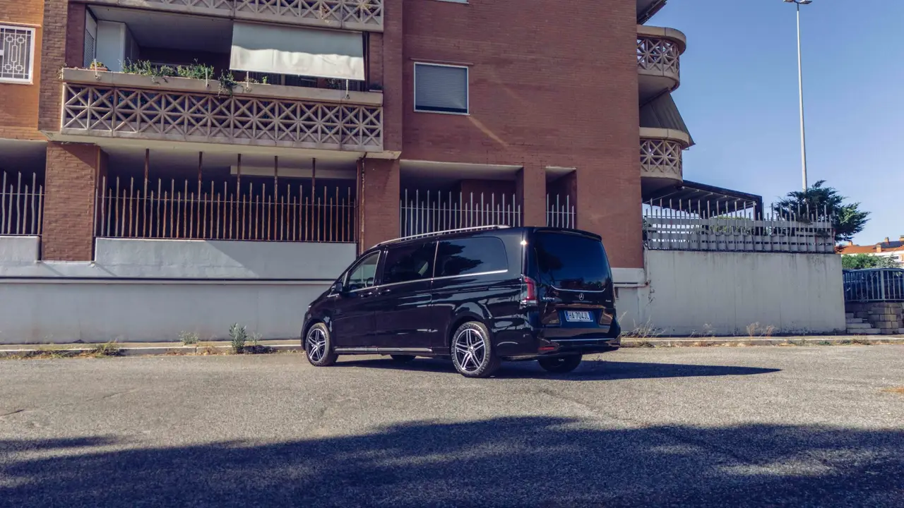 Mercedes Benz V300 4x4 XL VIP (Captain, 7 seat) 2025, intérieur — Nice Super Car Rental, Nice. Le Mercedes Benz V300 4x4 XL VIP s'adresse aux groupes et aux familles qui veulent…
