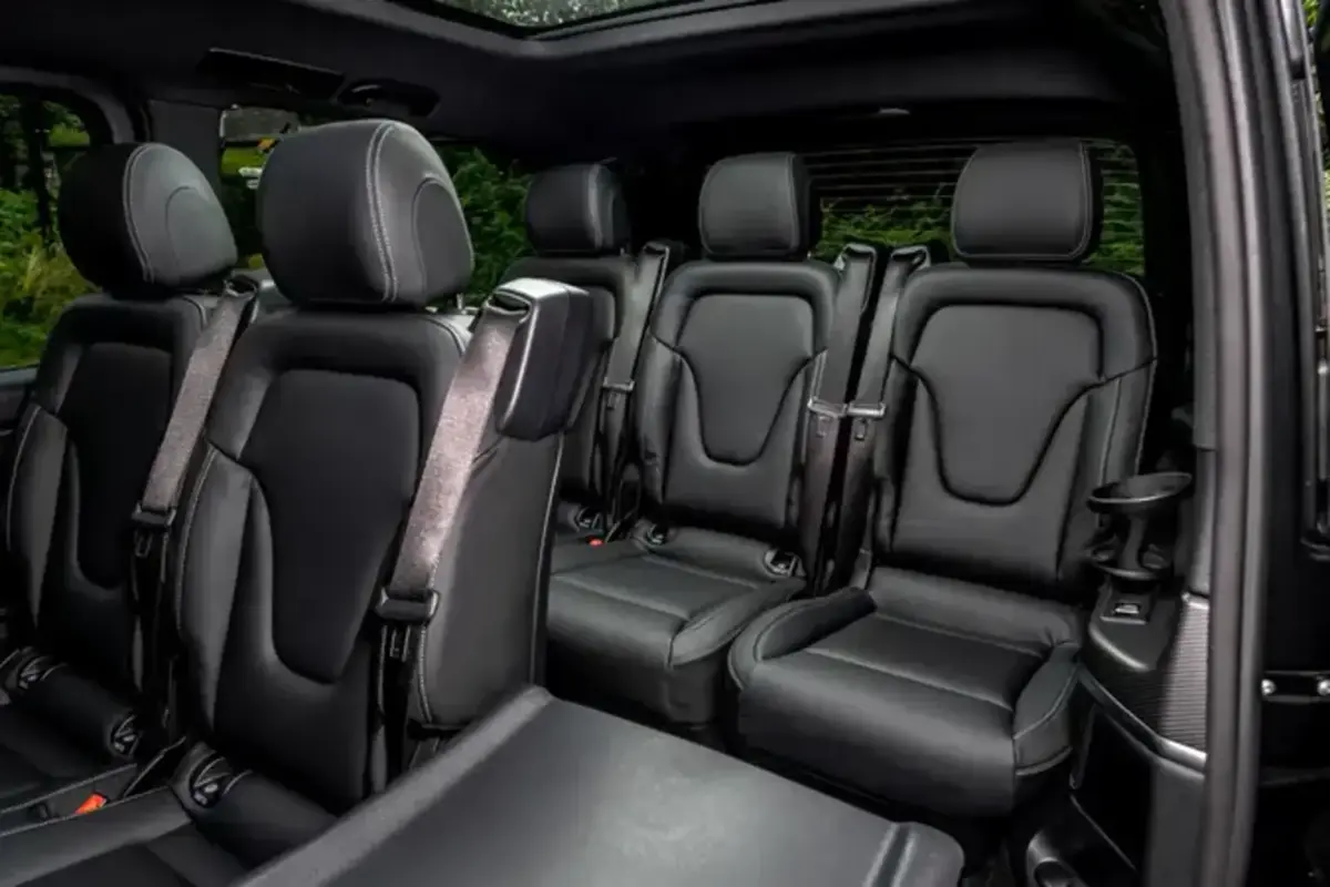 Mercedes Benz V300 8 seats 2025, exterior — Nice Super Car Rental, Niza. La Mercedes Benz V300 2025 responde a una necesidad muy concreta: mover a un grupo de…