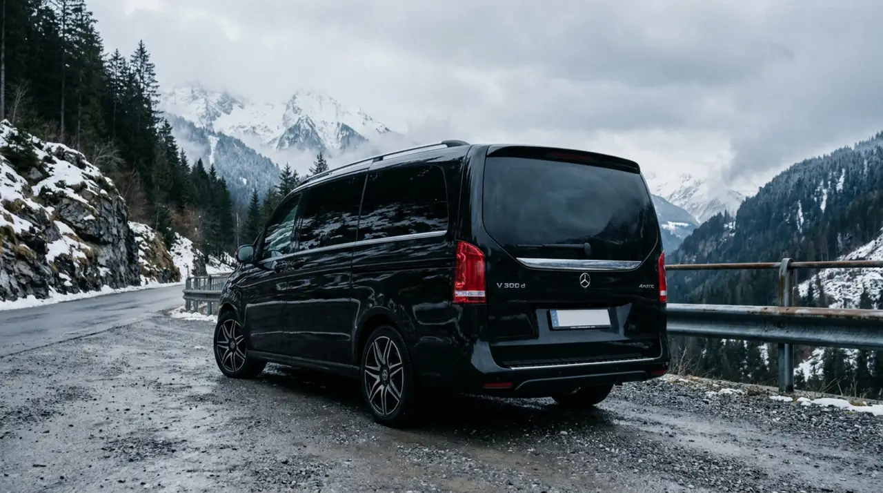 Mercedes Benz V300 8 seats 2025, vista frontal — Nice Super Car Rental, Niza. La Mercedes Benz V300 2025 responde a una necesidad muy concreta: mover a un grupo de…