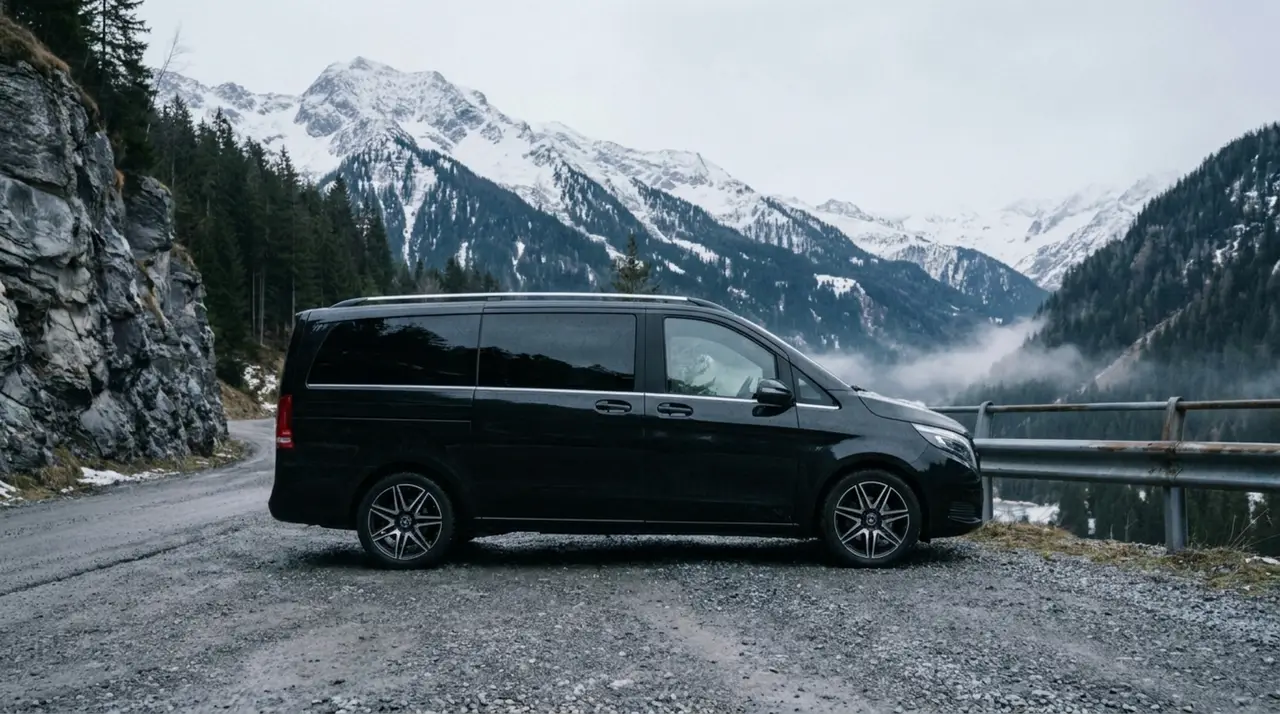 Mercedes Benz V300 8 seats 2025, vista trasera — Nice Super Car Rental, Niza. La Mercedes Benz V300 2025 responde a una necesidad muy concreta: mover a un grupo de…