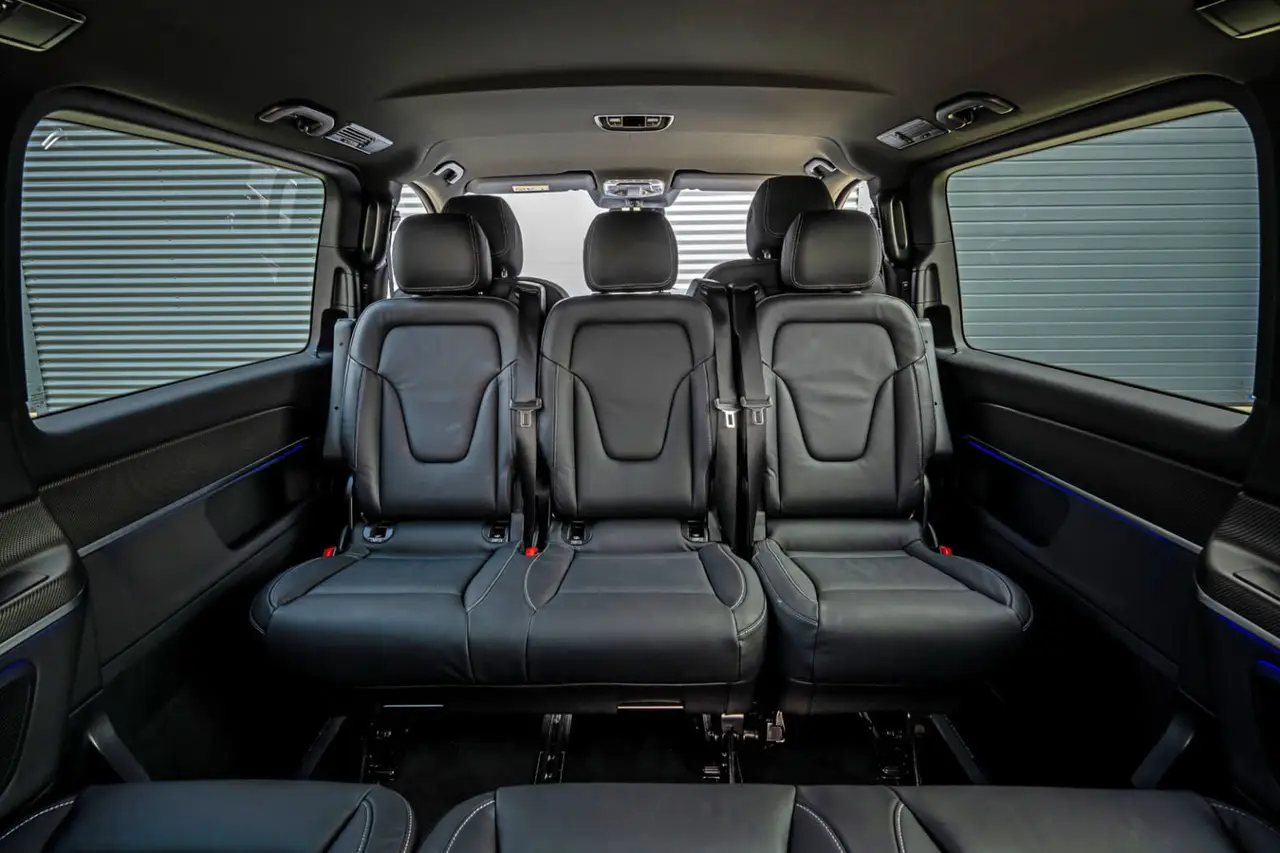 Mercedes Benz V300 8 seats 2025, interior — Nice Super Car Rental, Niza. La Mercedes Benz V300 2025 responde a una necesidad muy concreta: mover a un grupo de…