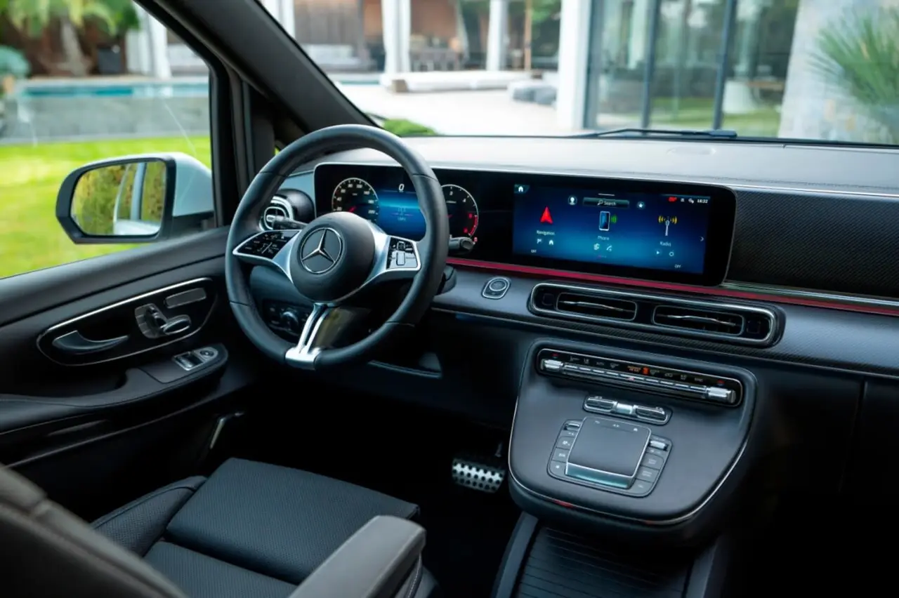 Mercedes Benz V300 8 seats 2025, salpicadero — Nice Super Car Rental, Niza. La Mercedes Benz V300 2025 responde a una necesidad muy concreta: mover a un grupo de…