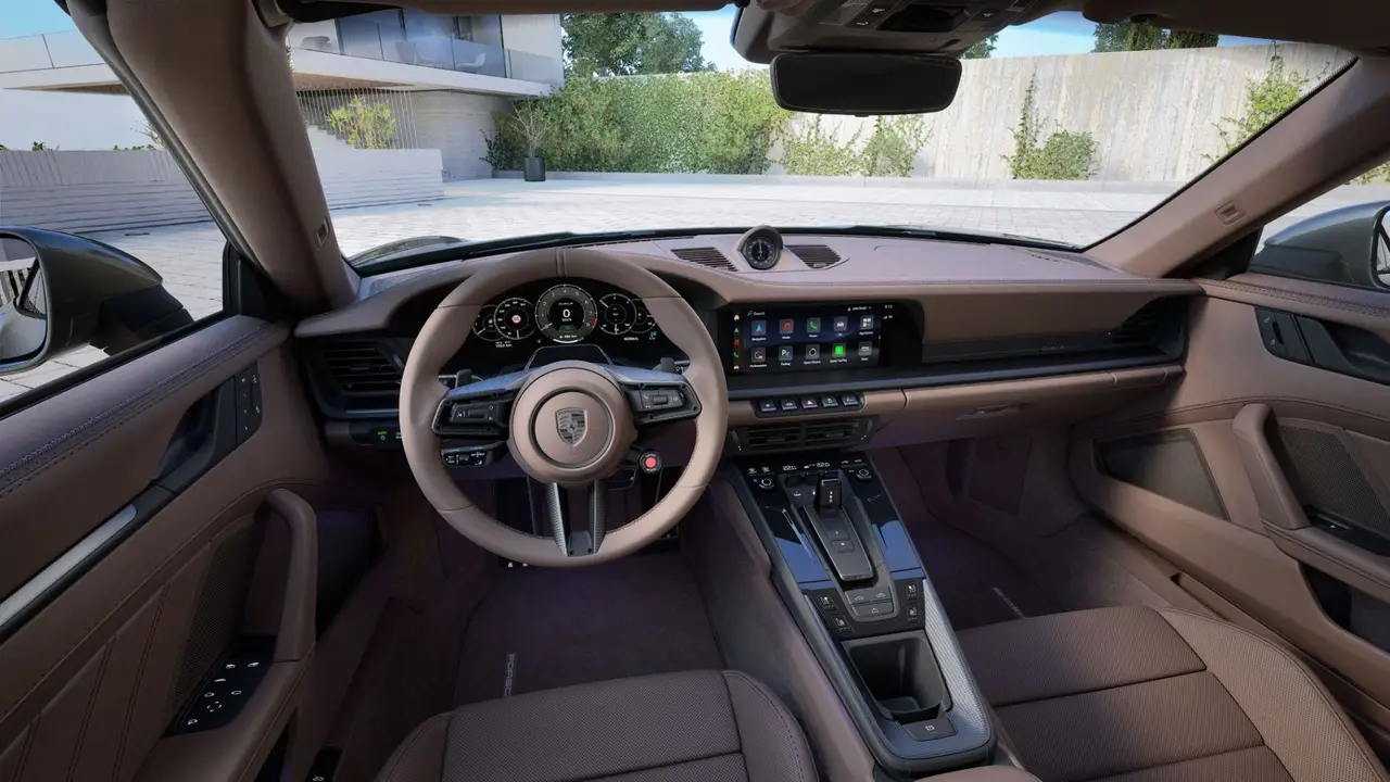 Porsche 911 992 Carrera Turbo S Cabrio 2026, vue arrière — Nice Super Car Rental, Nice. Le Porsche 911 992 Carrera Turbo S Cabrio version 2026 garde la ligne compacte propre à…