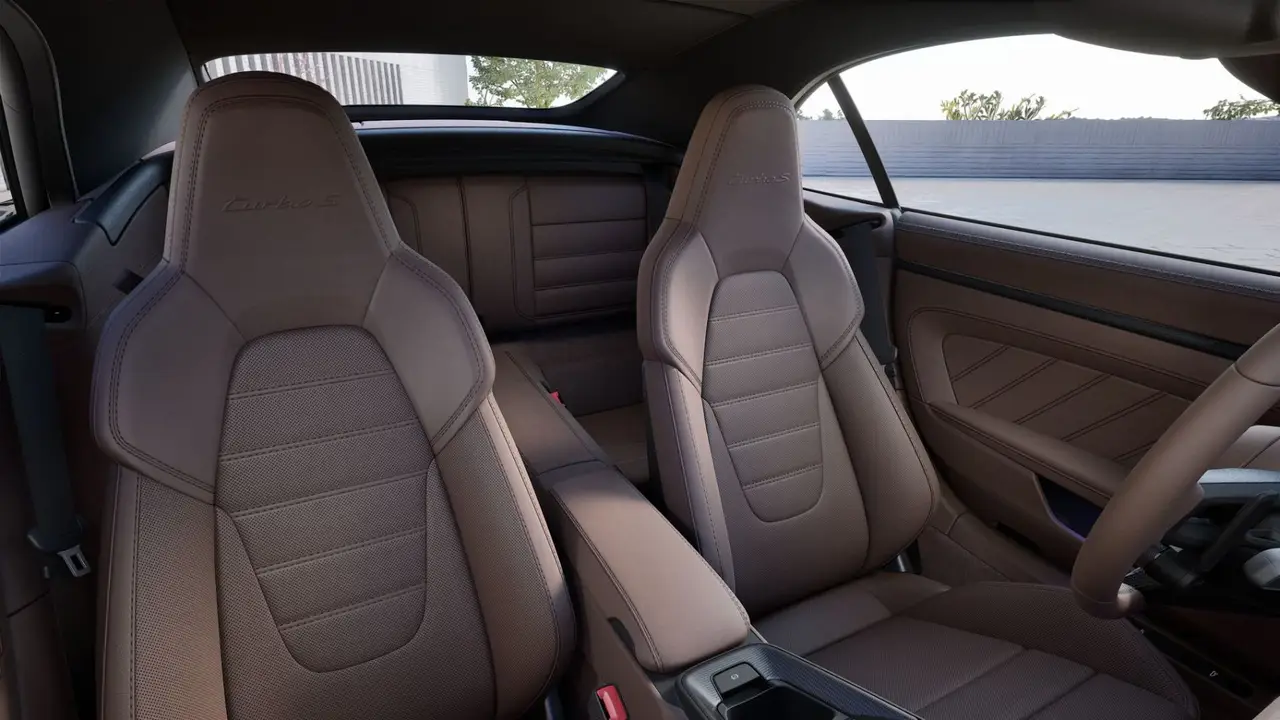 Porsche 911 992 Carrera Turbo S Cabrio 2026, intérieur — Nice Super Car Rental, Nice. Le Porsche 911 992 Carrera Turbo S Cabrio version 2026 garde la ligne compacte propre à…
