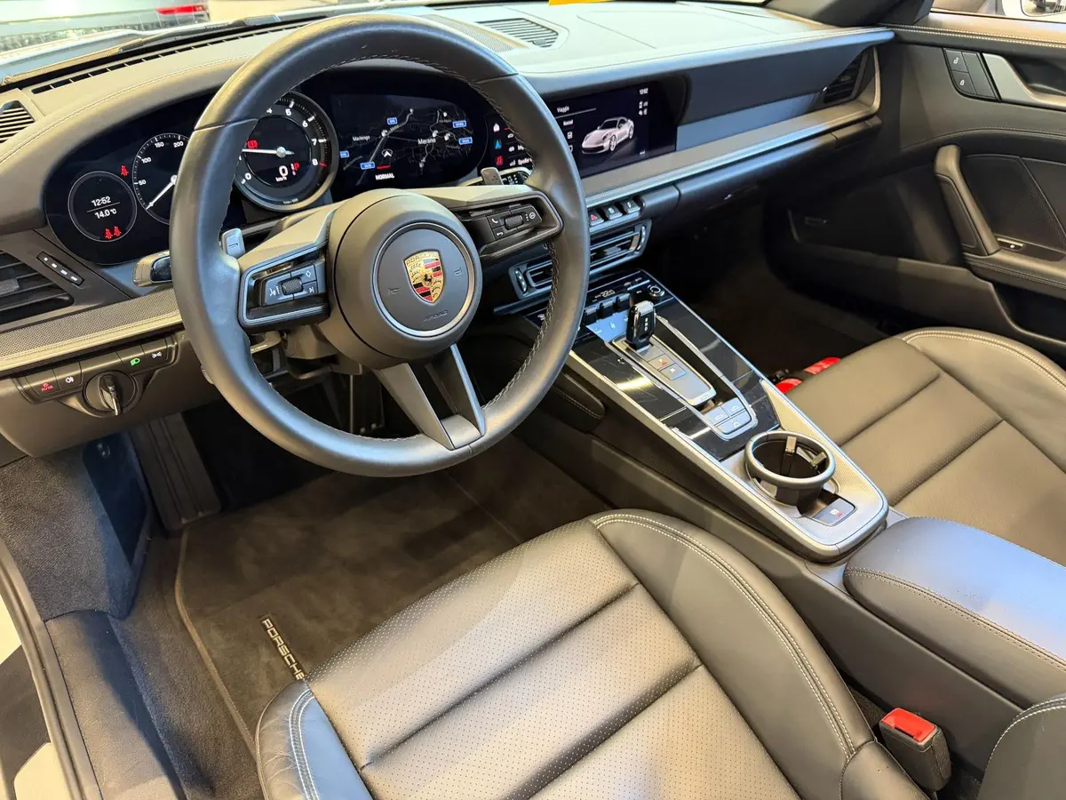 Porsche 911 Carrera S Cabrio (992) 2025, vue avant — Nice Super Car Rental, Nice. La Porsche 911 Carrera S Cabrio (992) reste une référence pour qui cherche une sportive…