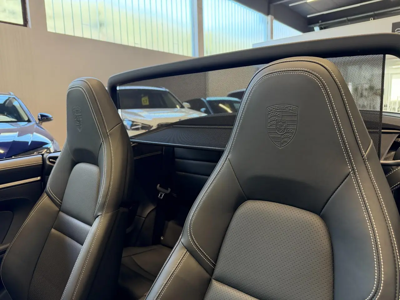 Porsche 911 Carrera S Cabrio (992) 2025, vue arrière — Nice Super Car Rental, Nice. La Porsche 911 Carrera S Cabrio (992) reste une référence pour qui cherche une sportive…