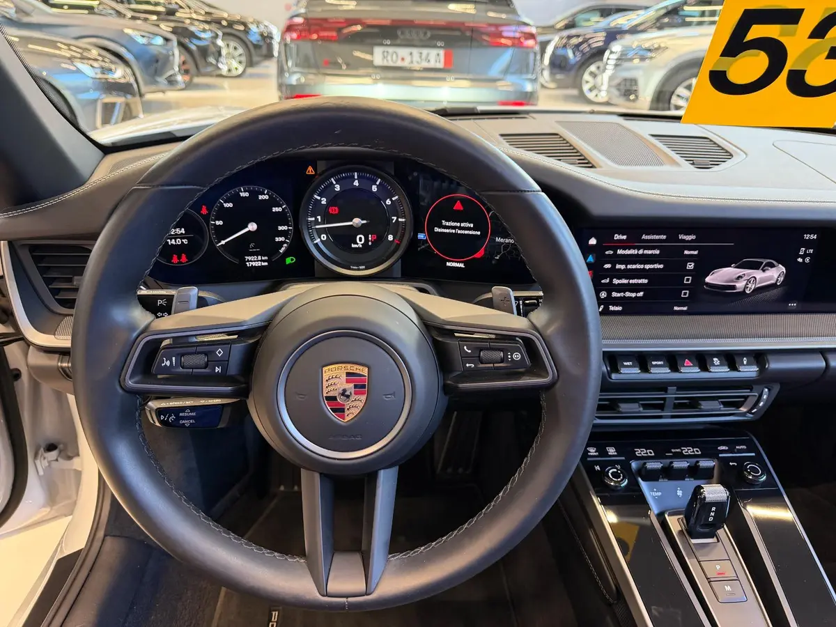 Porsche 911 Carrera S Cabrio (992) 2025, intérieur — Nice Super Car Rental, Nice. La Porsche 911 Carrera S Cabrio (992) reste une référence pour qui cherche une sportive…