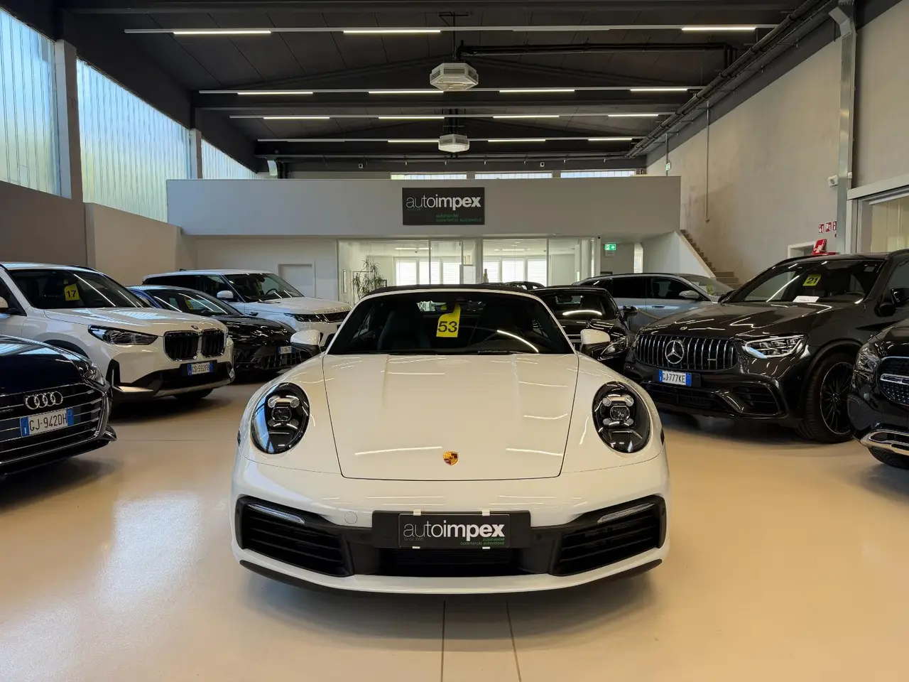 Porsche 911 Carrera S Cabrio (992) 2025, tableau de bord — Nice Super Car Rental, Nice. La Porsche 911 Carrera S Cabrio (992) reste une référence pour qui cherche une sportive…