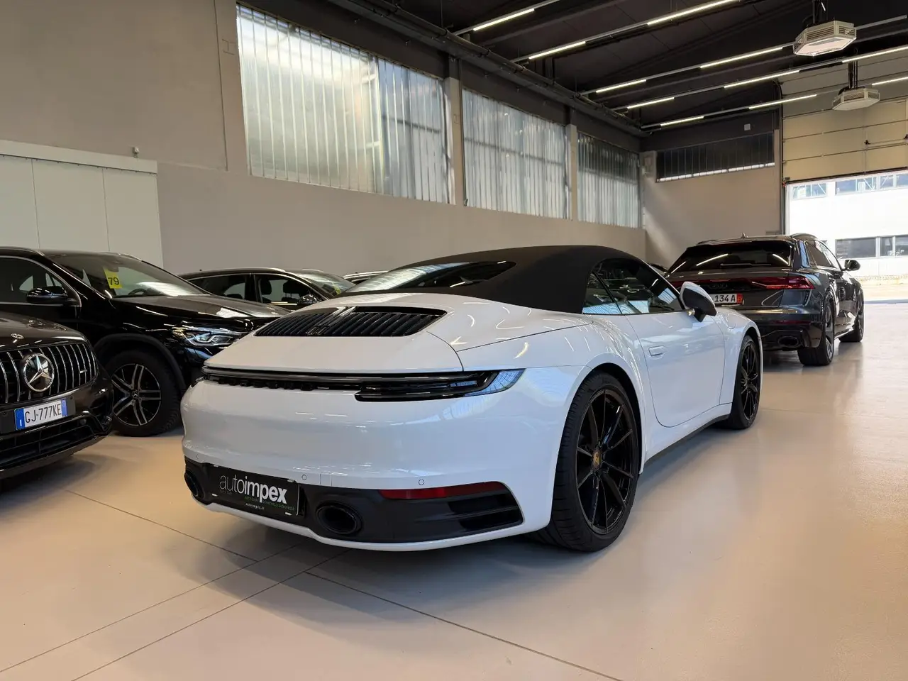 Porsche 911 Carrera S Cabrio (992) 2025, profil latéral — Nice Super Car Rental, Nice. La Porsche 911 Carrera S Cabrio (992) reste une référence pour qui cherche une sportive…