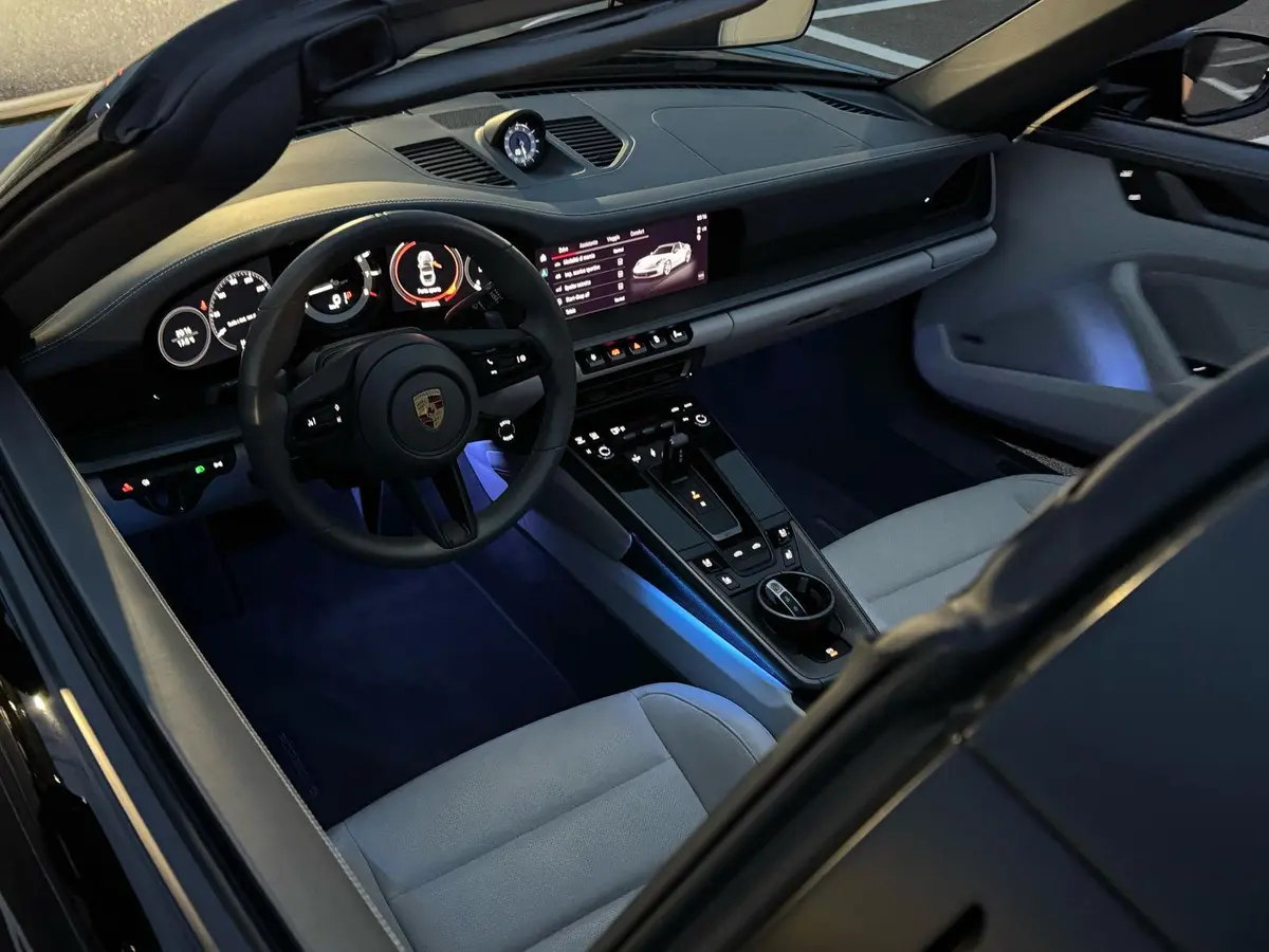 Porsche 911 Targa 2025, exterior — Nice Super Car Rental, Niza. El Porsche 911 Targa 2025 combina la arquitectura de techo característica de esta…