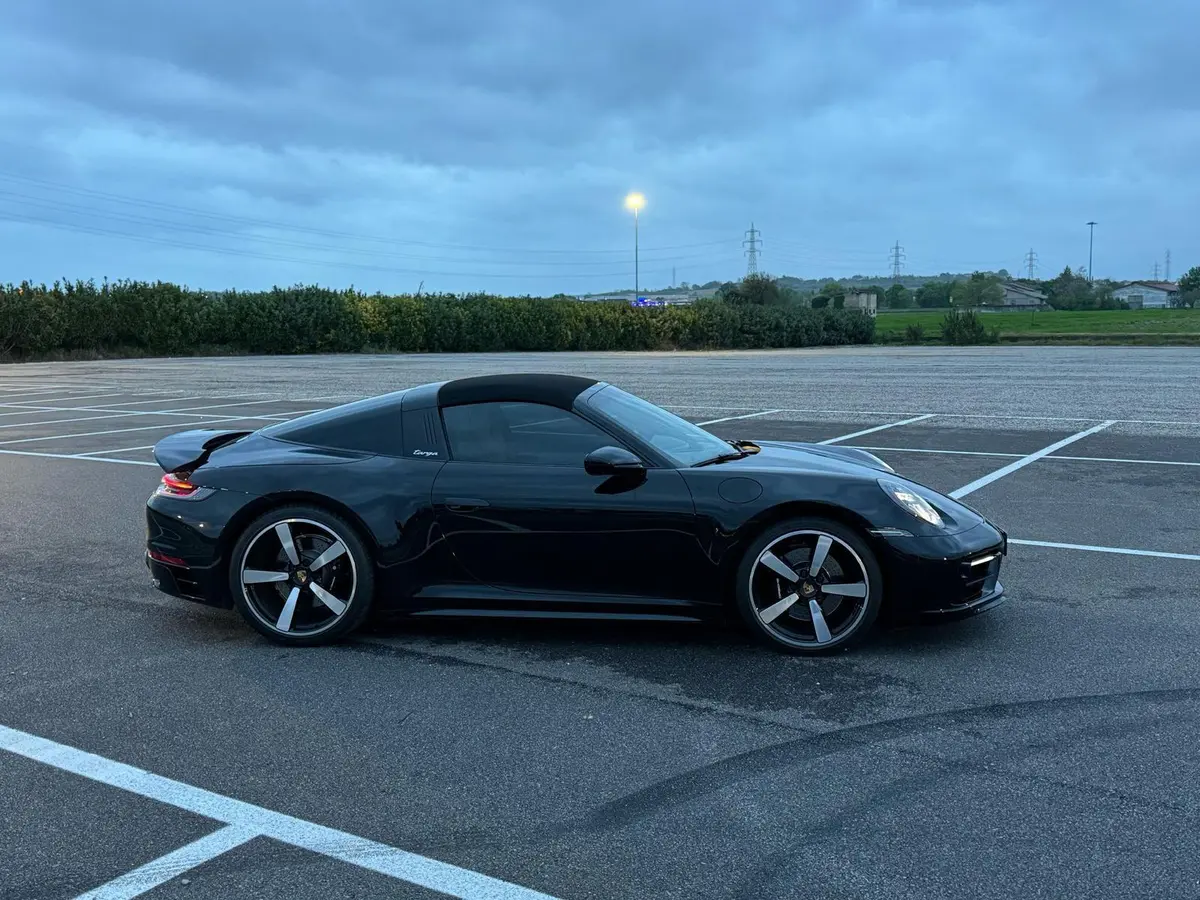 Porsche 911 Targa 2025, vista frontal — Nice Super Car Rental, Niza. El Porsche 911 Targa 2025 combina la arquitectura de techo característica de esta…
