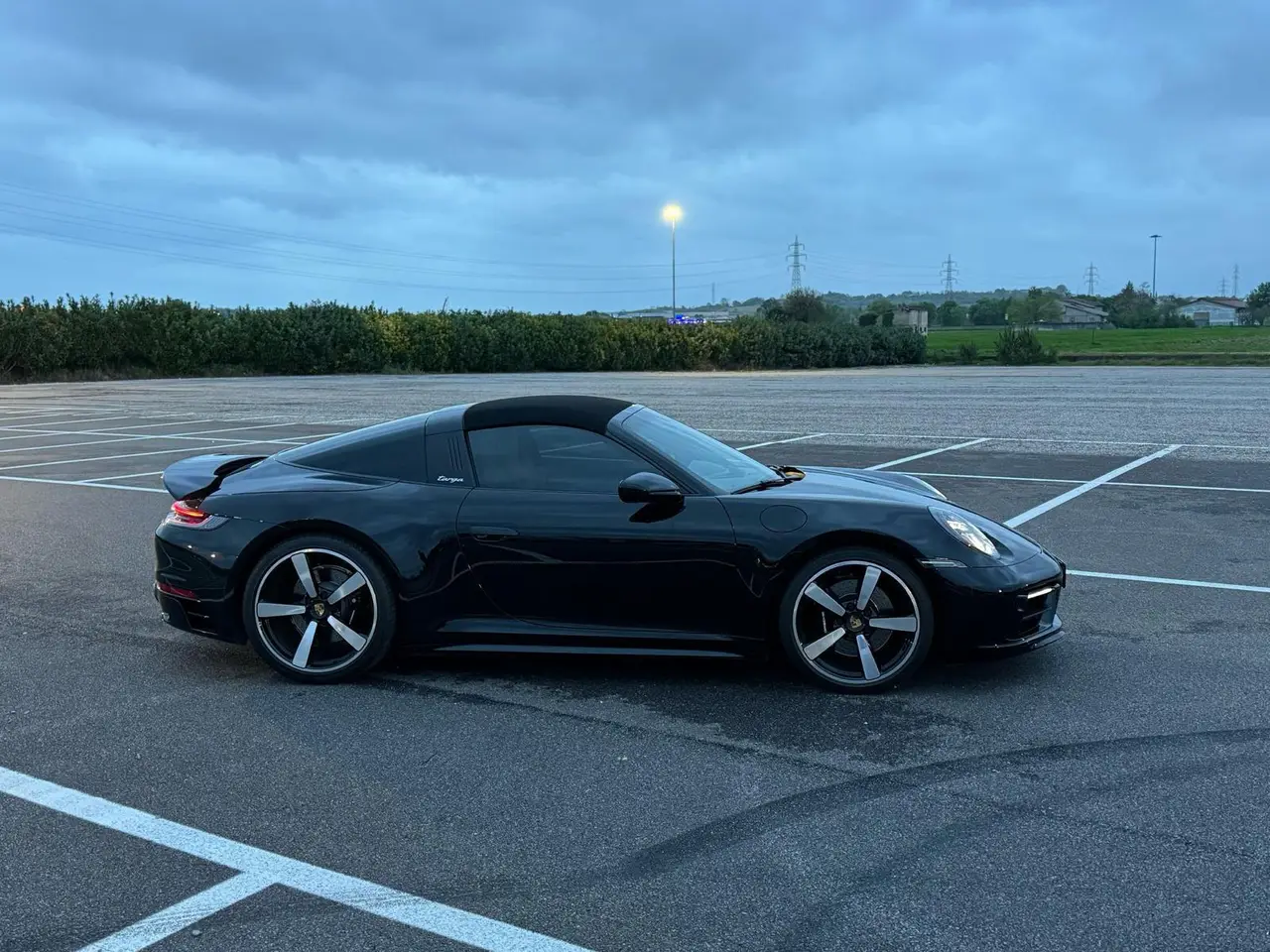 Porsche 911 Targa 2025, vista frontal — Nice Super Car Rental, Niza. El Porsche 911 Targa 2025 combina la arquitectura de techo característica de esta…