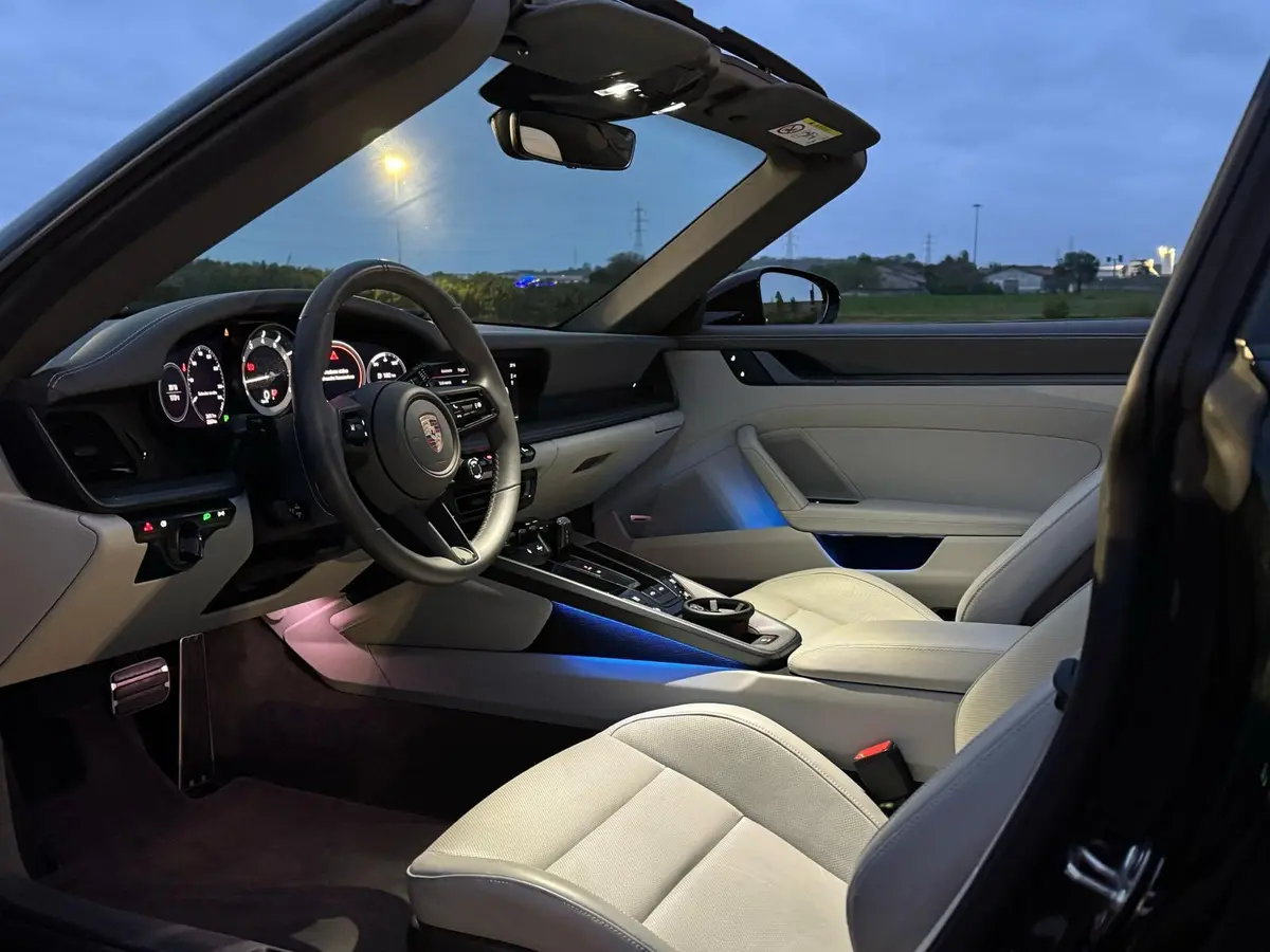 Porsche 911 Targa 2025, vista trasera — Nice Super Car Rental, Niza. El Porsche 911 Targa 2025 combina la arquitectura de techo característica de esta…
