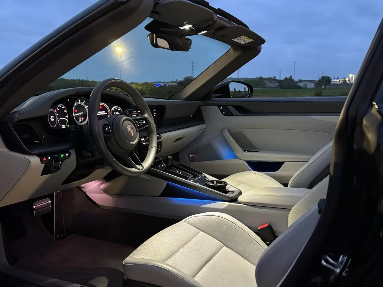 Porsche 911 Targa 2025, vista trasera — Nice Super Car Rental, Niza. El Porsche 911 Targa 2025 combina la arquitectura de techo característica de esta…