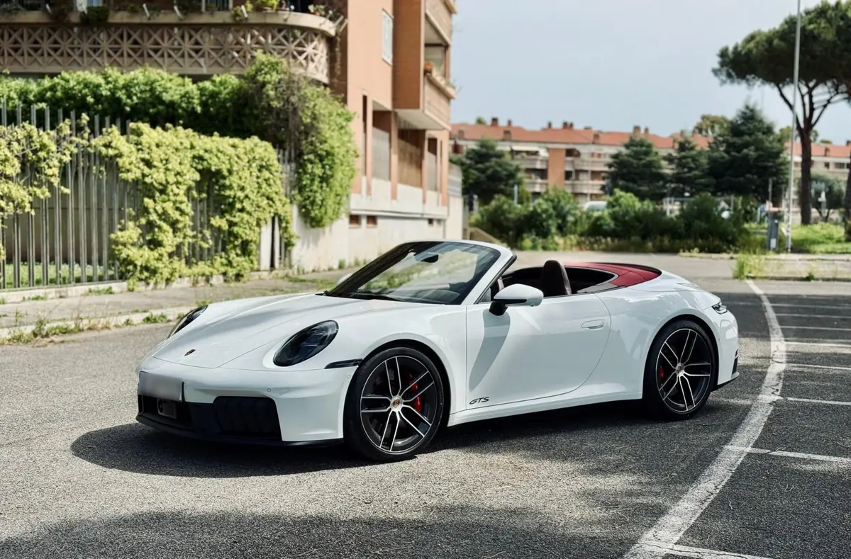 Porsche 992.2 Carrera 4 GTS Cabrio 2025 — Nice Super Car Rental, Nice. La Porsche 992.2 Carrera 4 GTS Cabrio conjugue une puissance de 540 ch et une…