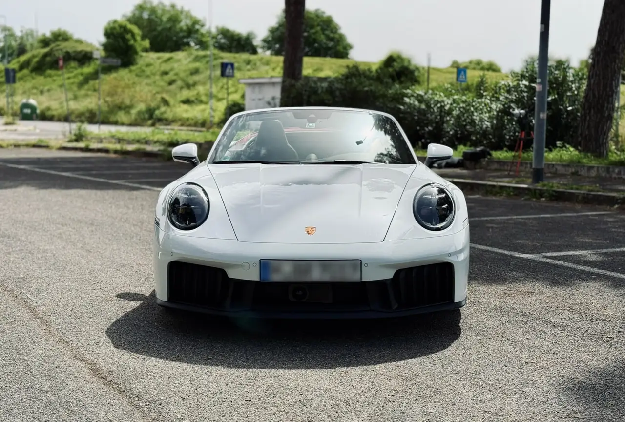 Porsche 992.2 Carrera 4 GTS Cabrio 2025, extérieur — Nice Super Car Rental, Nice. La Porsche 992.2 Carrera 4 GTS Cabrio conjugue une puissance de 540 ch et une…