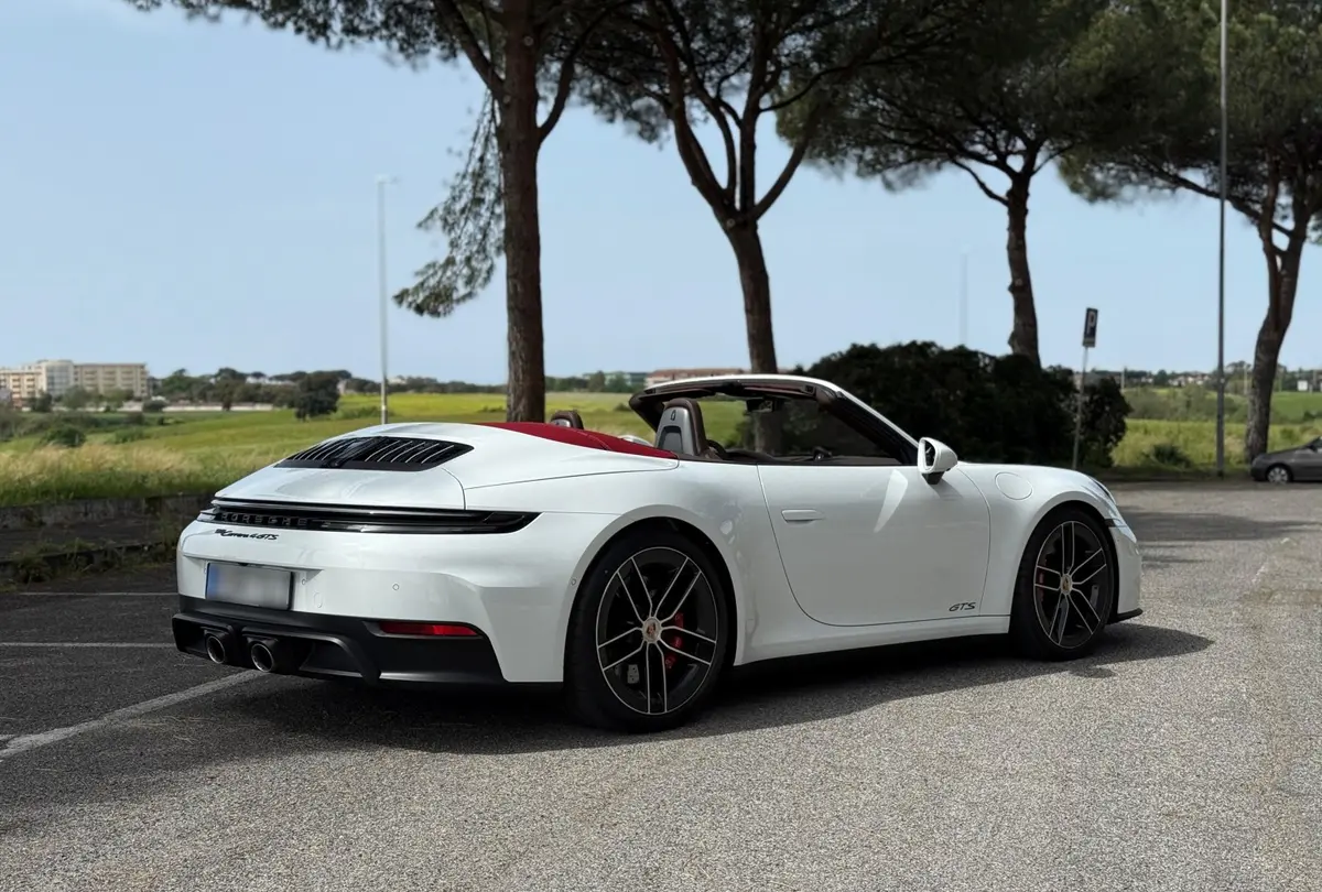 Porsche 992.2 Carrera 4 GTS Cabrio 2025, vue avant — Nice Super Car Rental, Nice. La Porsche 992.2 Carrera 4 GTS Cabrio conjugue une puissance de 540 ch et une…