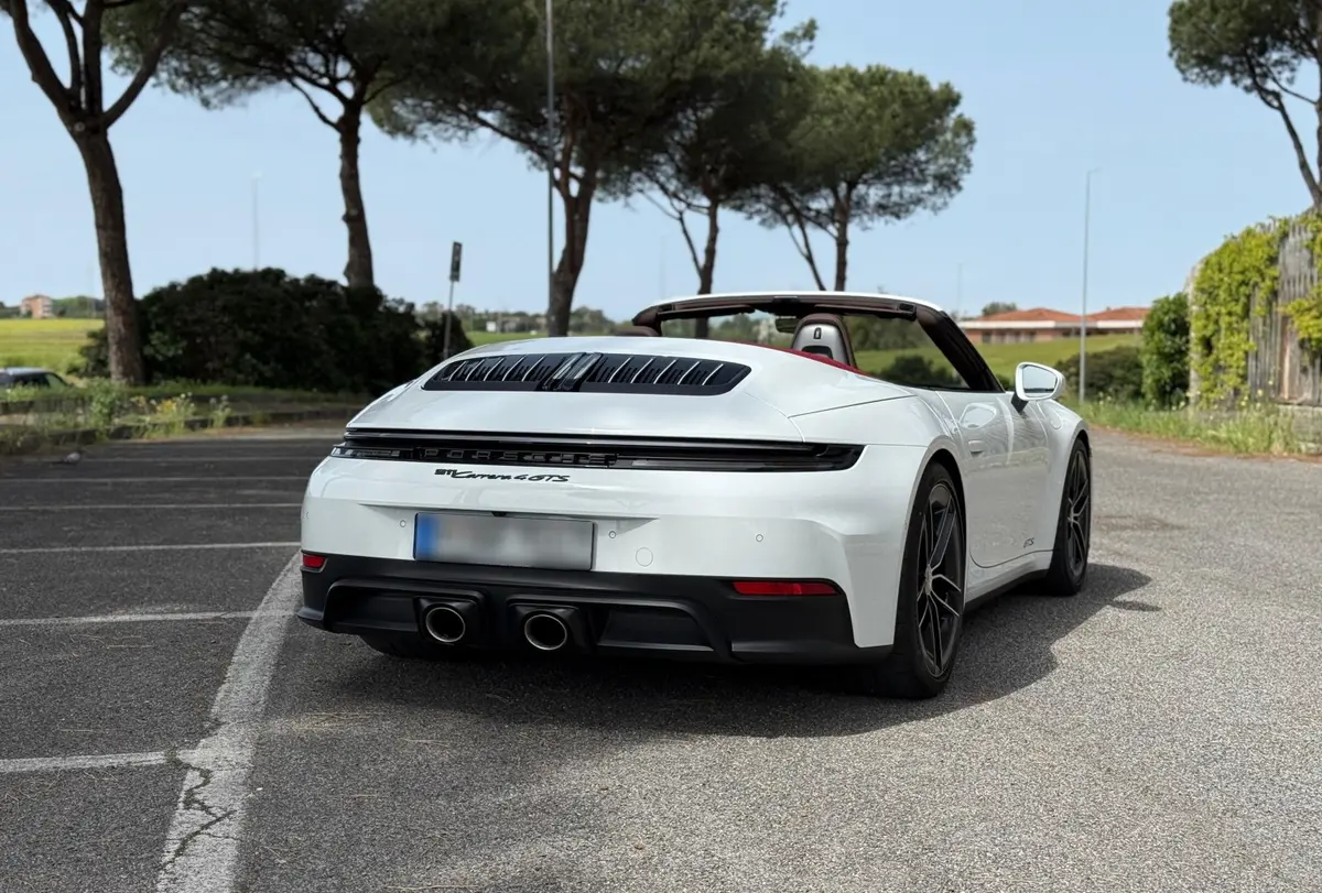 Porsche 992.2 Carrera 4 GTS Cabrio 2025, vue arrière — Nice Super Car Rental, Nice. La Porsche 992.2 Carrera 4 GTS Cabrio conjugue une puissance de 540 ch et une…