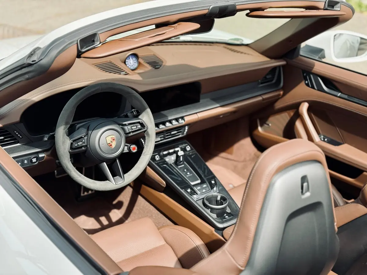 Porsche 992.2 Carrera 4 GTS Cabrio 2025, intérieur — Nice Super Car Rental, Nice. La Porsche 992.2 Carrera 4 GTS Cabrio conjugue une puissance de 540 ch et une…