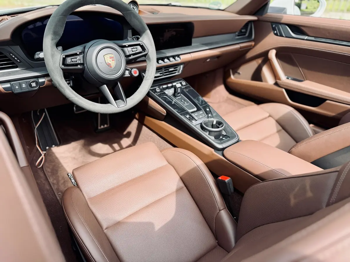 Porsche 992.2 Carrera 4 GTS Cabrio 2025, tableau de bord — Nice Super Car Rental, Nice. La Porsche 992.2 Carrera 4 GTS Cabrio conjugue une puissance de 540 ch et une…