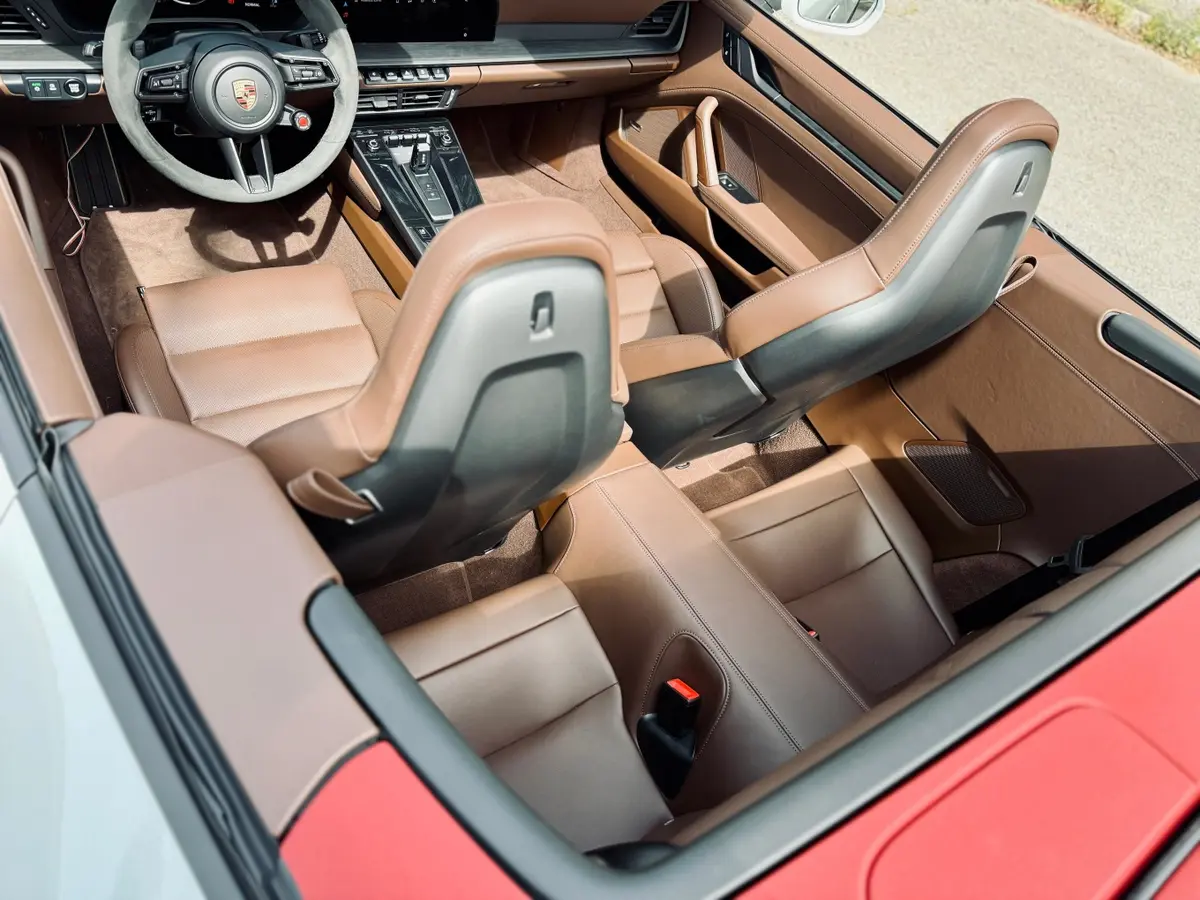 Porsche 992.2 Carrera 4 GTS Cabrio 2025, profil latéral — Nice Super Car Rental, Nice. La Porsche 992.2 Carrera 4 GTS Cabrio conjugue une puissance de 540 ch et une…