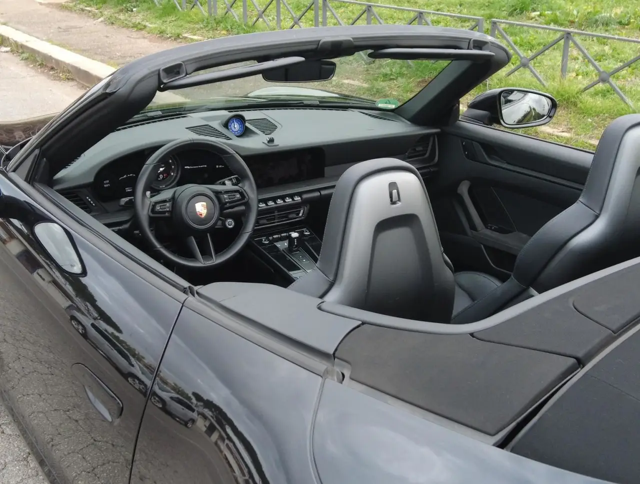 Porsche 992 Carrera 4 GTS Cabrio 2024, intérieur — Nice Super Car Rental, Nice. La Porsche 992 Carrera 4 GTS Cabrio associe 480 ch à une transmission intégrale, une…