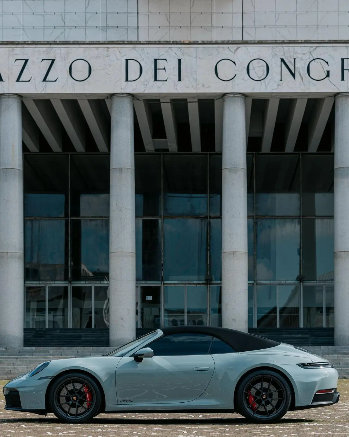 Porsche Carrera Spyder 992,2 GTS 2025, vue avant — Nice Super Car Rental, Nice. La Porsche Carrera Spyder 992,2 GTS conjugue une mécanique de 541 chevaux avec une…