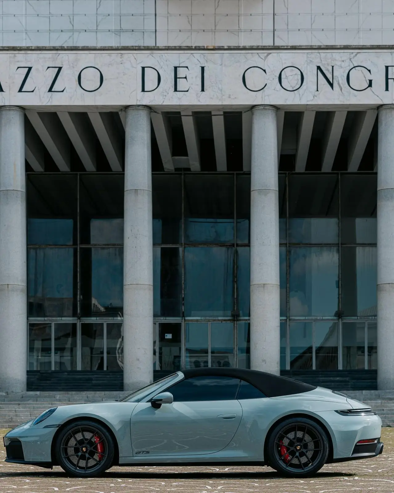 Porsche Carrera Spyder 992,2 GTS 2025, vue avant — Nice Super Car Rental, Nice. La Porsche Carrera Spyder 992,2 GTS conjugue une mécanique de 541 chevaux avec une…