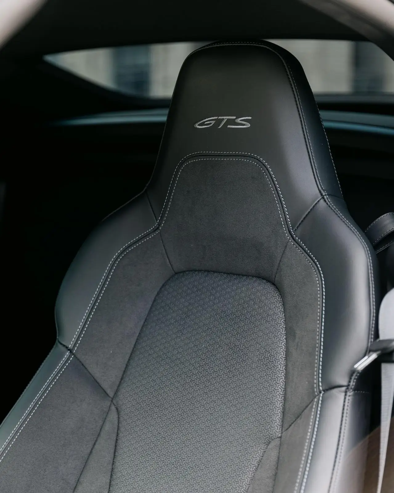 Porsche Carrera Spyder 992,2 GTS 2025, intérieur — Nice Super Car Rental, Nice. La Porsche Carrera Spyder 992,2 GTS conjugue une mécanique de 541 chevaux avec une…