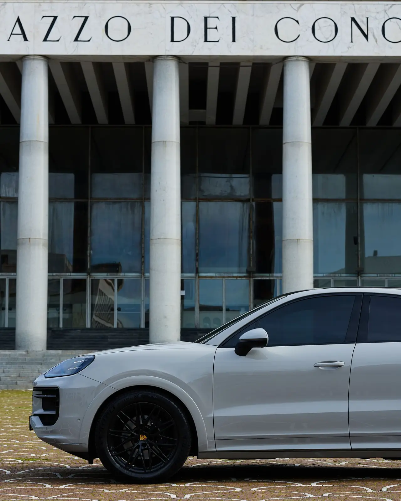 Porsche Cayenne 2025, vue avant — Nice Super Car Rental, Nice. Le Porsche Cayenne 2025 s'adresse à ceux qui veulent un SUV capable de tenir la route sur…
