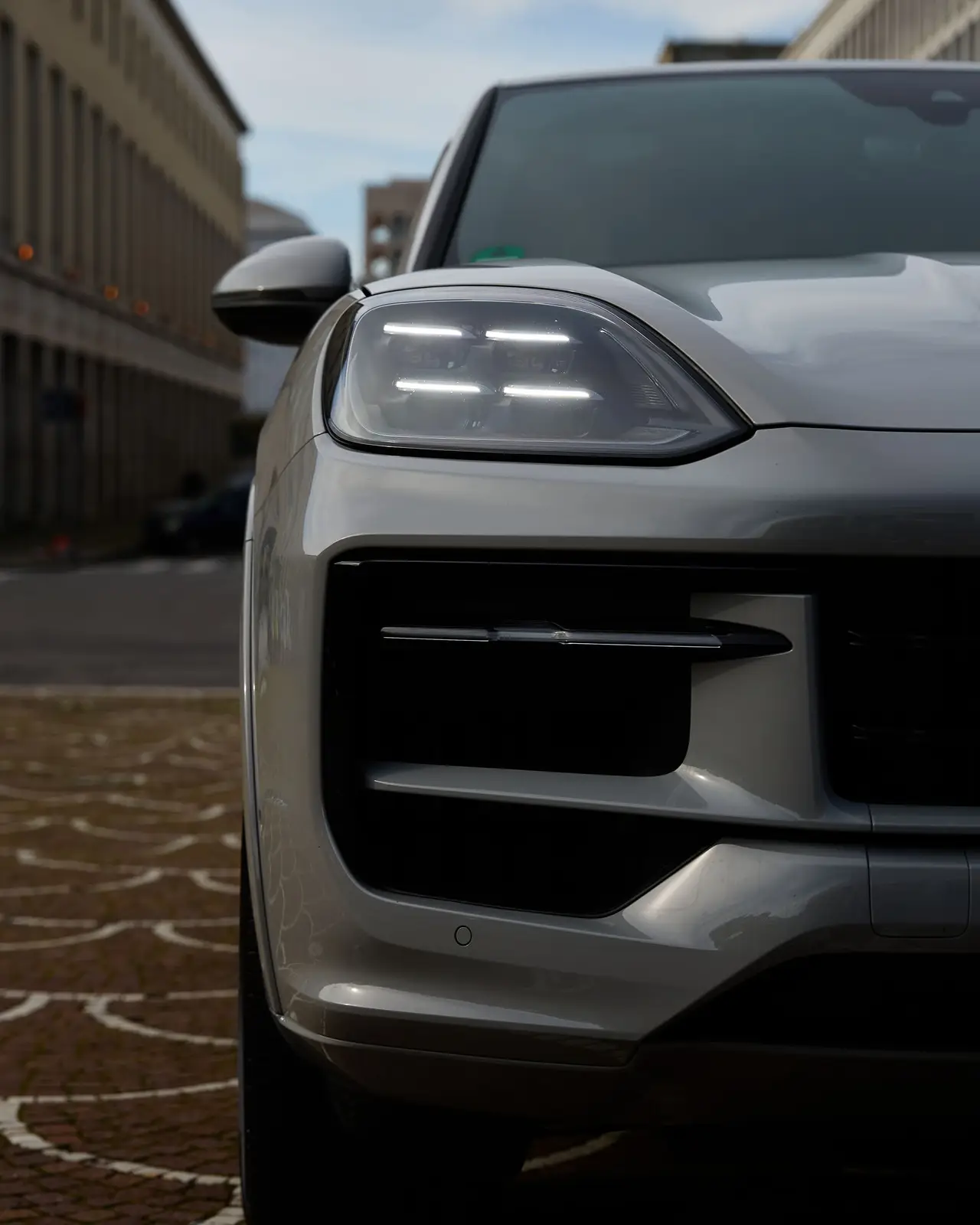 Porsche Cayenne 2025, vue arrière — Nice Super Car Rental, Nice. Le Porsche Cayenne 2025 s'adresse à ceux qui veulent un SUV capable de tenir la route sur…