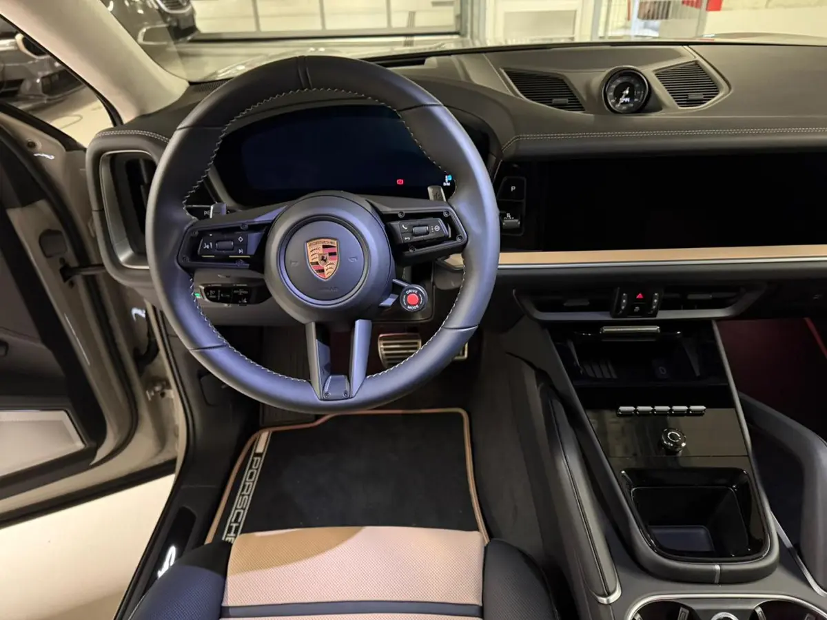 Porsche Cayenne Turbo E-Hybrid Coupé GT 2026, extérieur — Nice Super Car Rental, Nice. Le Porsche Cayenne Turbo E-Hybrid Coupé GT 2026 réunit une architecture de SUV et un…