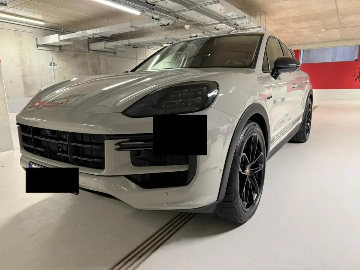 Porsche Cayenne Turbo E-Hybrid Coupé GT 2026 — Nice Super Car Rental, Nice. Le Porsche Cayenne Turbo E-Hybrid Coupé GT 2026 réunit une architecture de SUV et un…