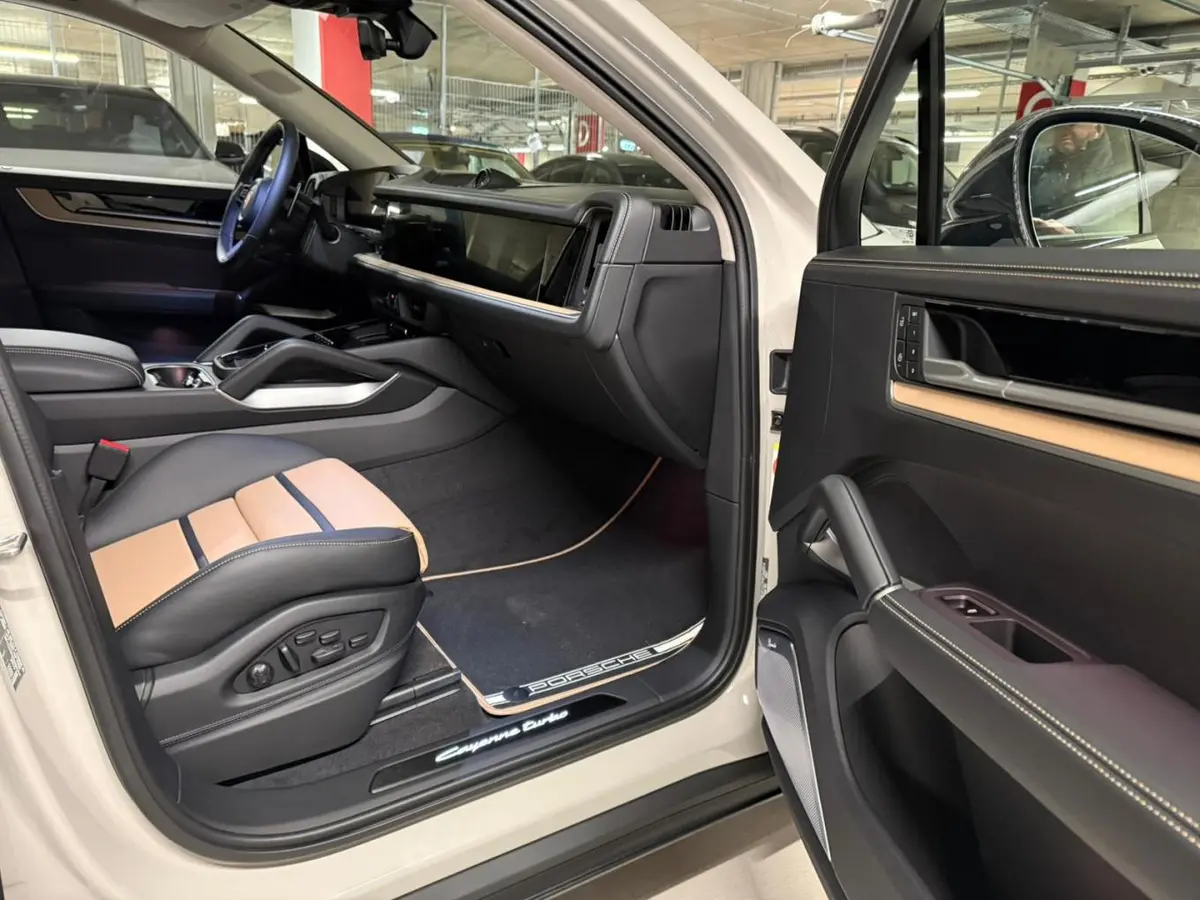 Porsche Cayenne Turbo E-Hybrid Coupé GT 2026, vue arrière — Nice Super Car Rental, Nice. Le Porsche Cayenne Turbo E-Hybrid Coupé GT 2026 réunit une architecture de SUV et un…