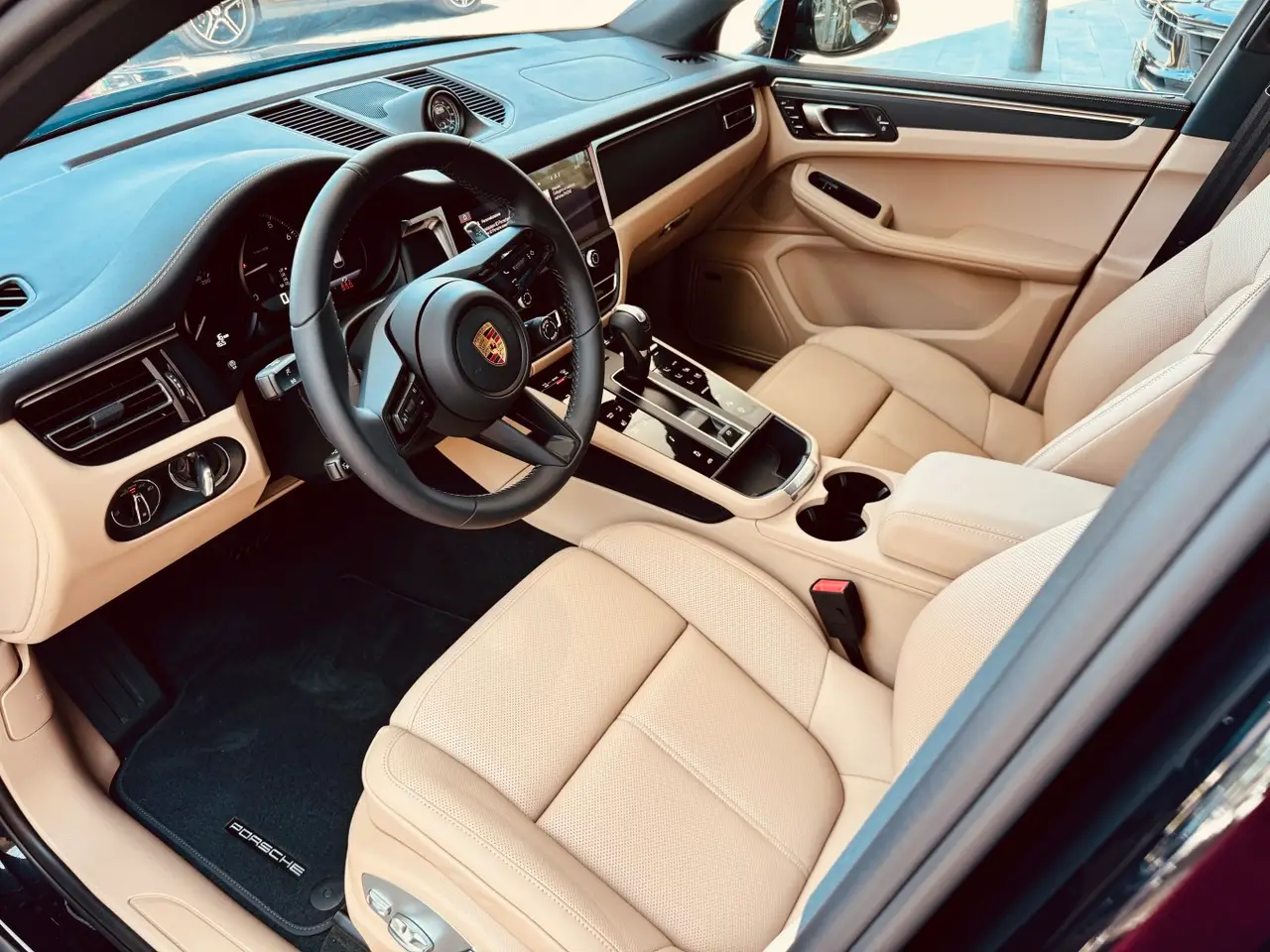 Porsche Macan 2024, vue avant — Nice Super Car Rental, Nice. Le Porsche Macan 2024 occupe une place particulière dans un garage dominé par les…