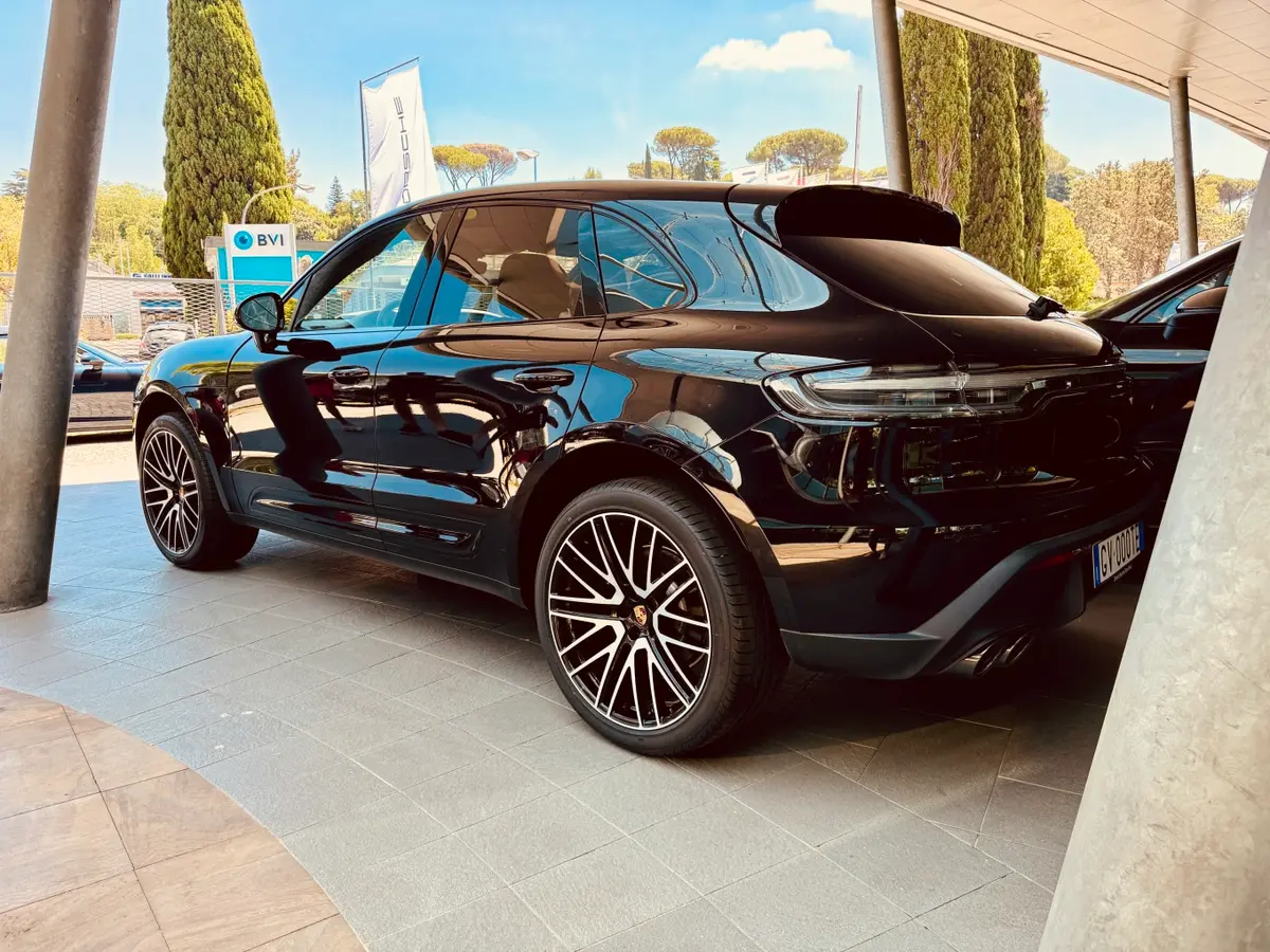 Porsche Macan 2024, vue arrière — Nice Super Car Rental, Nice. Le Porsche Macan 2024 occupe une place particulière dans un garage dominé par les…