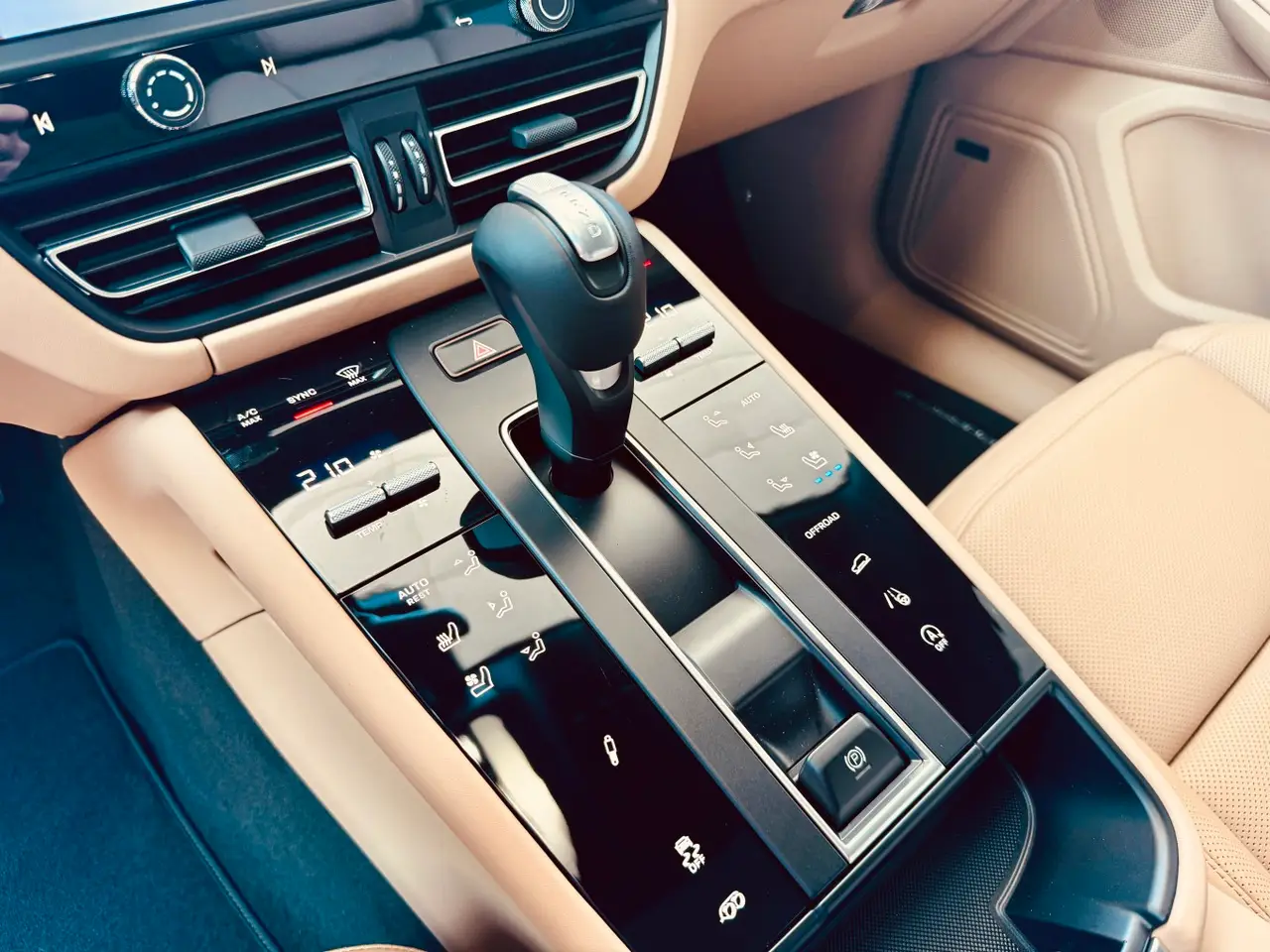 Porsche Macan 2024, intérieur — Nice Super Car Rental, Nice. Le Porsche Macan 2024 occupe une place particulière dans un garage dominé par les…