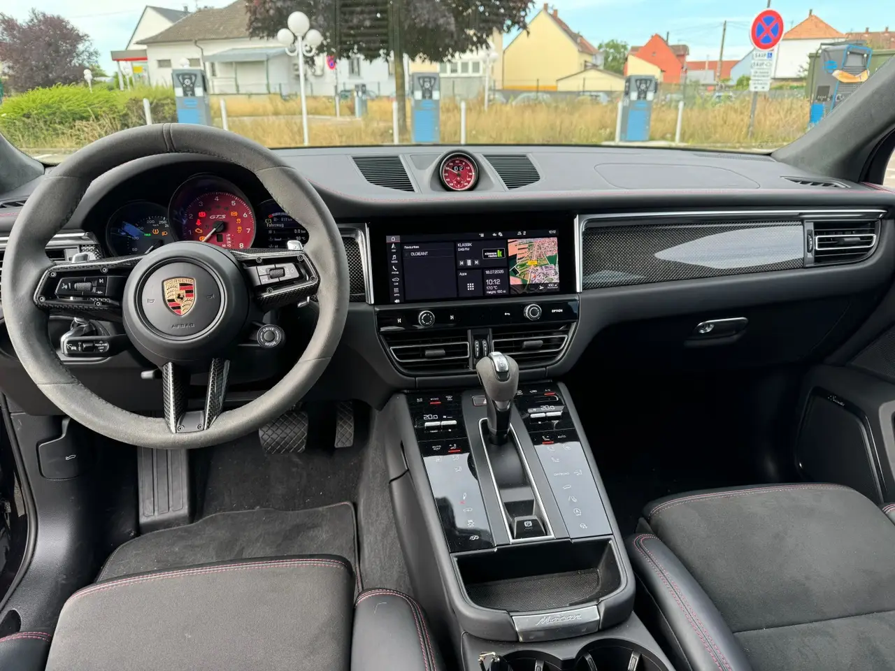 Porsche Macan GTS 2024, extérieur — Nice Super Car Rental, Nice. Le Porsche Macan GTS 2024 réunit la stabilité d'un SUV et la nervosité d'une sportive :…