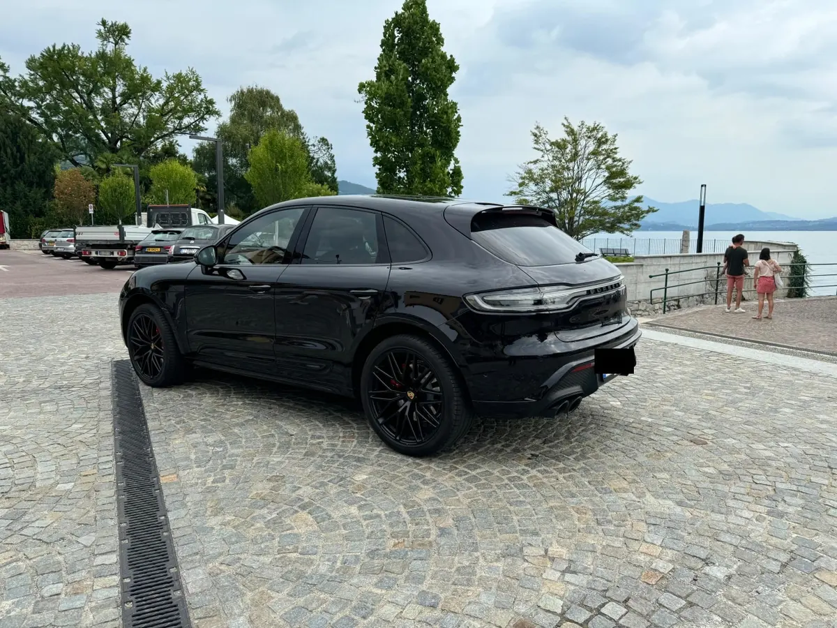 Porsche Macan GTS 2024, vue avant — Nice Super Car Rental, Nice. Le Porsche Macan GTS 2024 réunit la stabilité d'un SUV et la nervosité d'une sportive :…