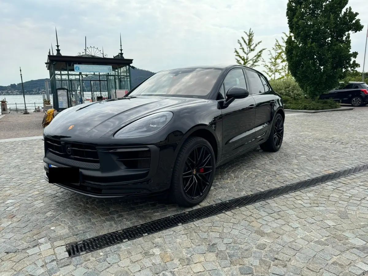 Porsche Macan GTS 2024, vue arrière — Nice Super Car Rental, Nice. Le Porsche Macan GTS 2024 réunit la stabilité d'un SUV et la nervosité d'une sportive :…