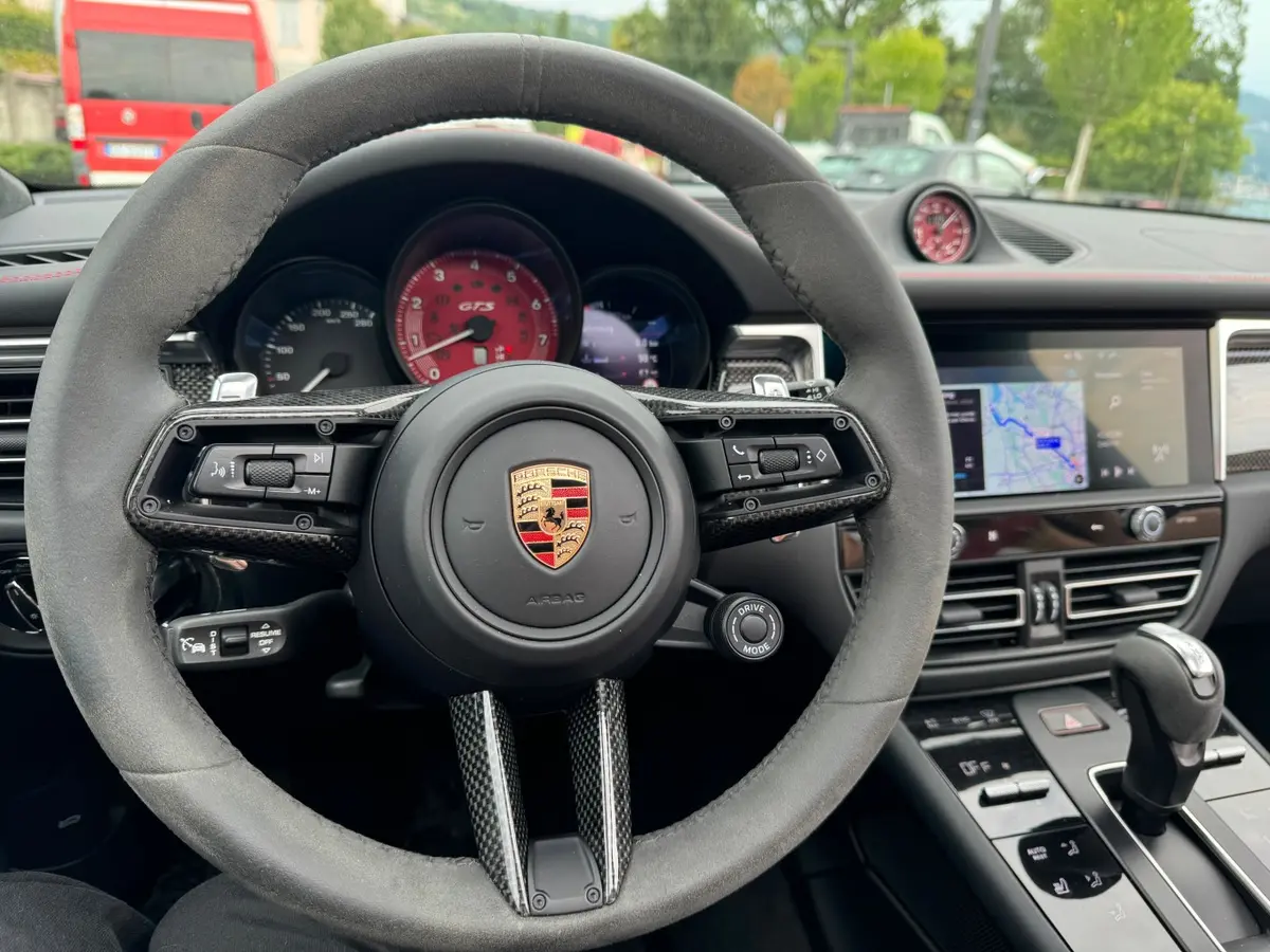 Porsche Macan GTS 2024, intérieur — Nice Super Car Rental, Nice. Le Porsche Macan GTS 2024 réunit la stabilité d'un SUV et la nervosité d'une sportive :…